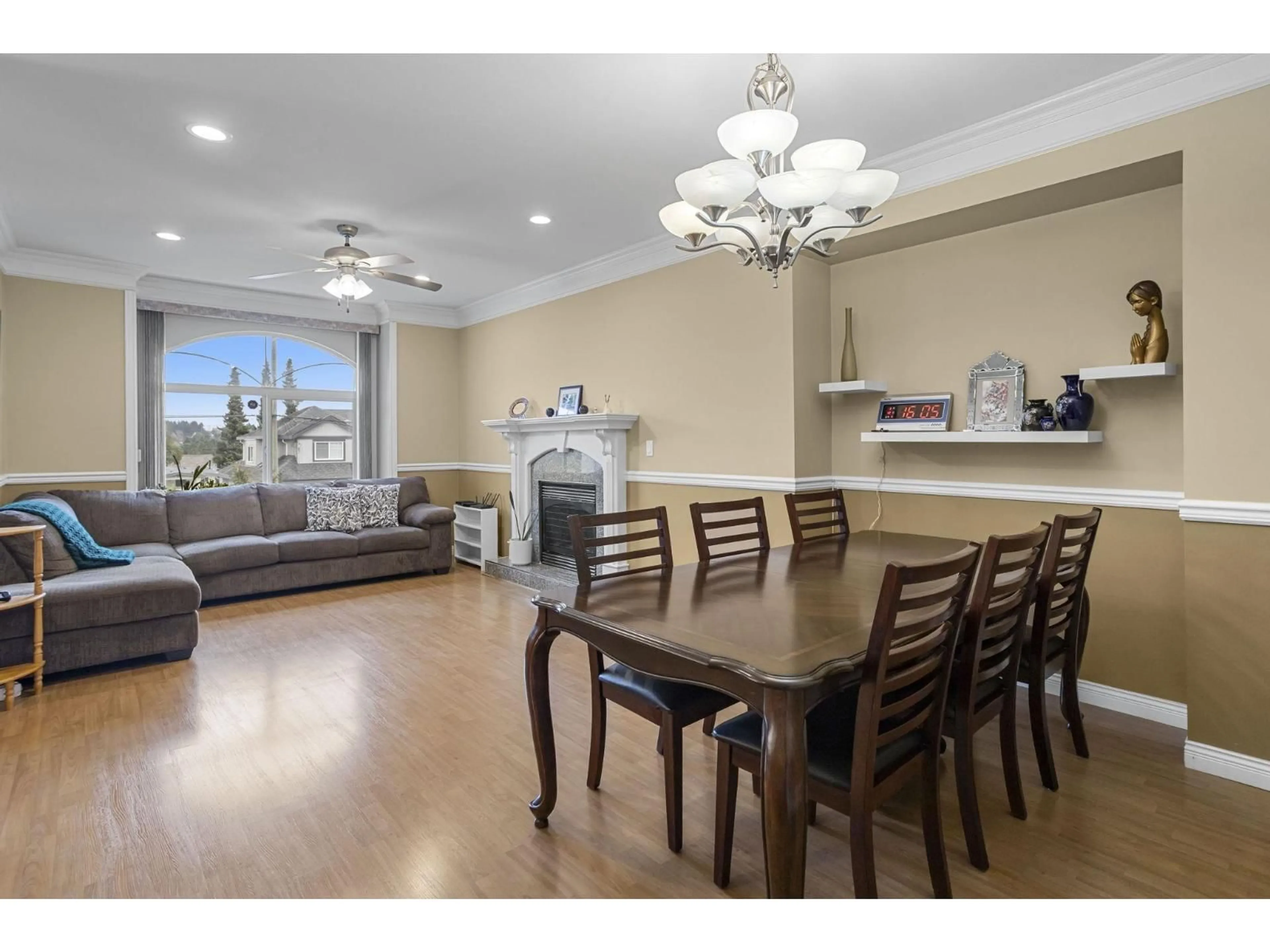 Dining room, wood/laminate floor for 9309 134 STREET, Surrey British Columbia V3V5R8