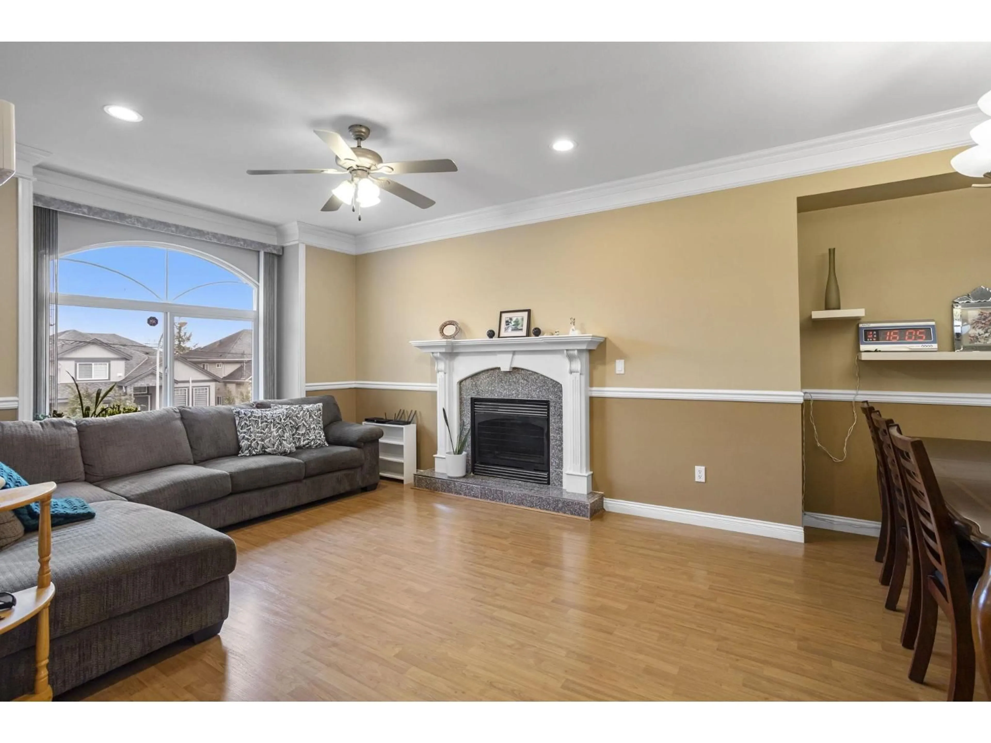 Living room with furniture, unknown for 9309 134 STREET, Surrey British Columbia V3V5R8