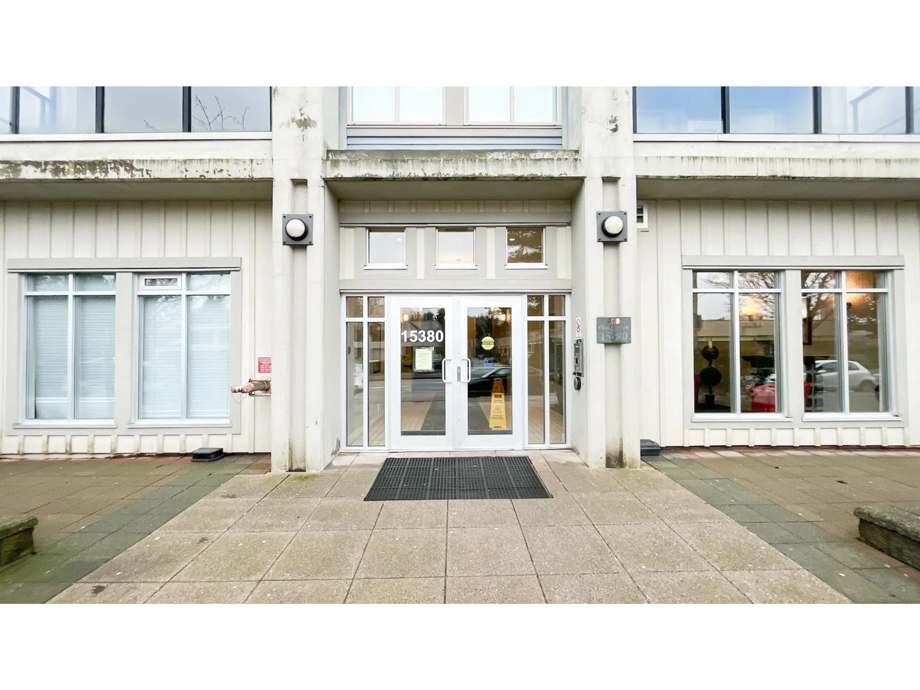 Indoor foyer for 117 - 15380 102A AVENUE, Surrey British Columbia V3R0B3