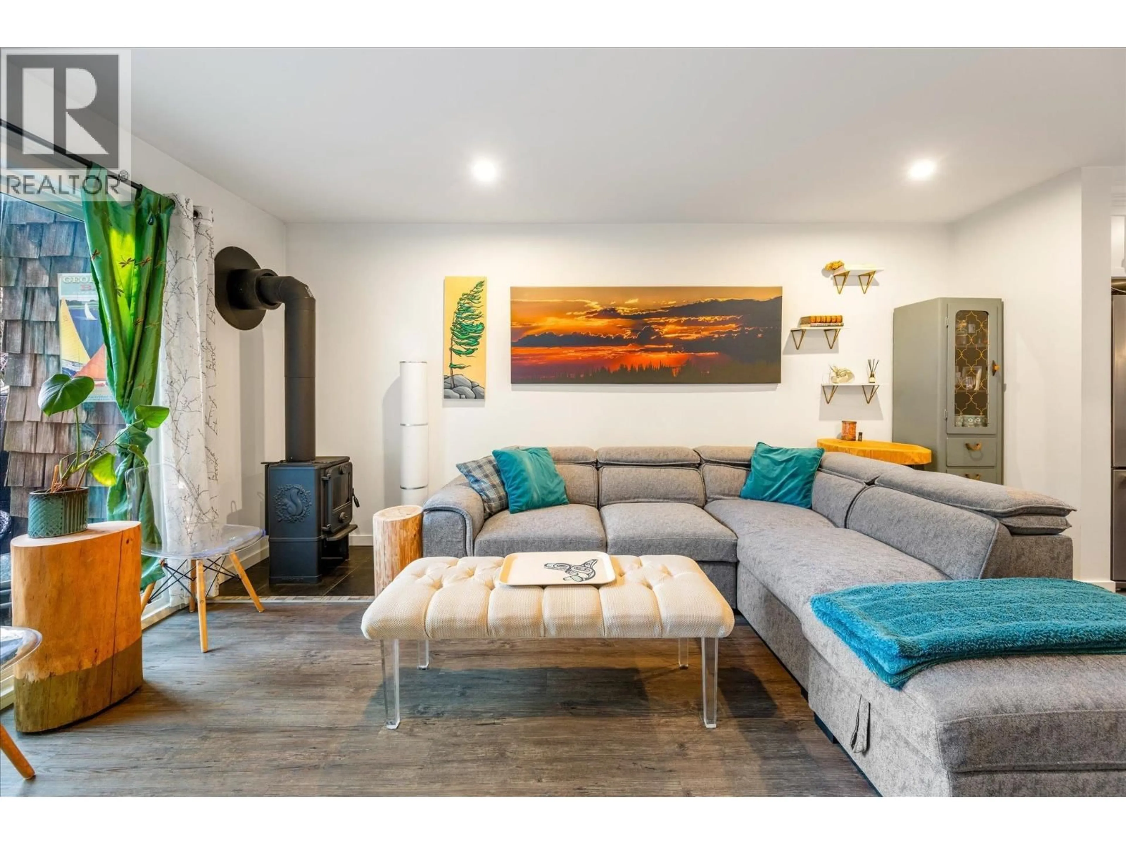 Living room with furniture, wood/laminate floor for 17 - 1470 LAUREL STREET, Pemberton British Columbia V0N2L1