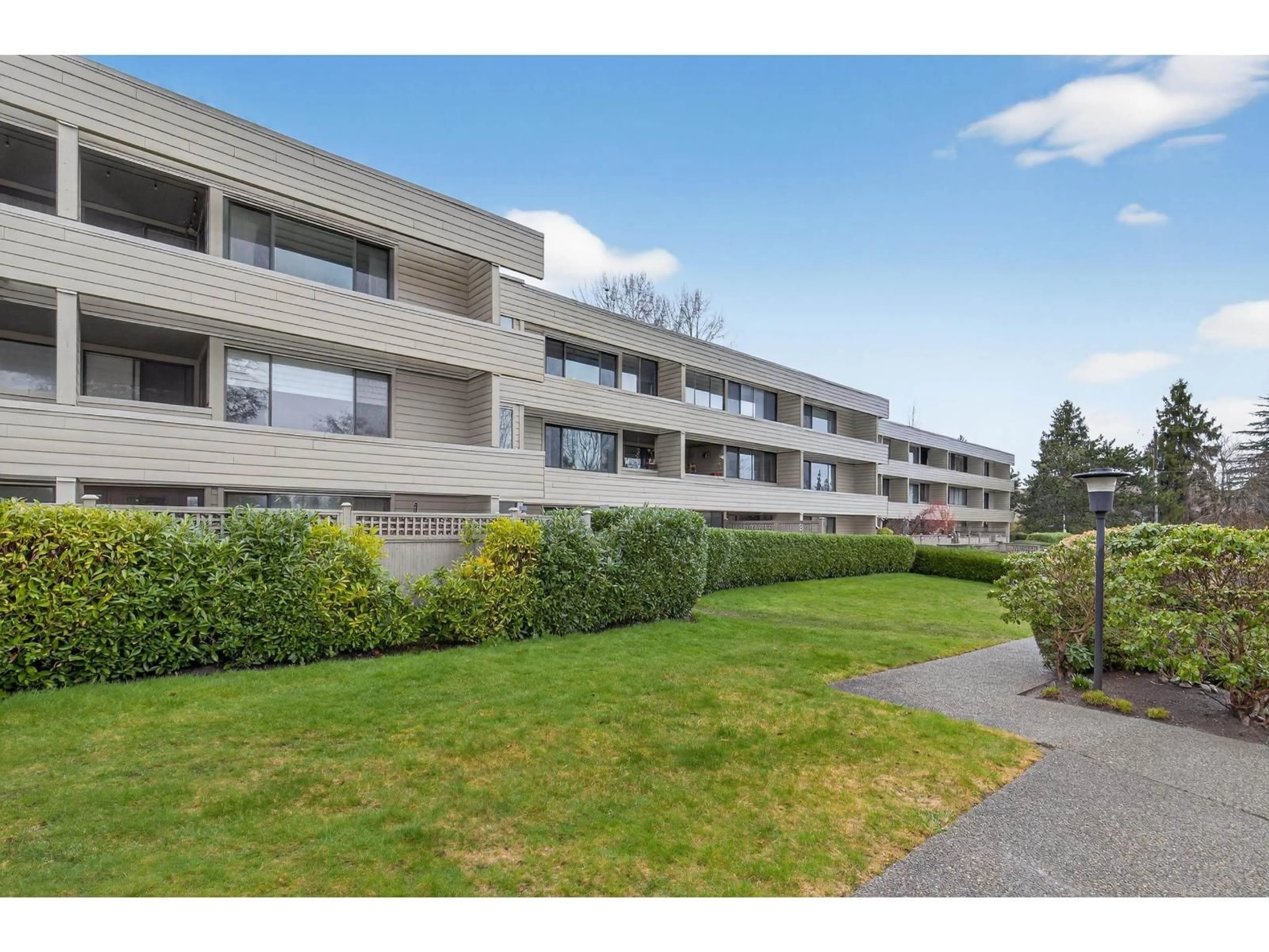 Patio, mountain view for 109 - 15272 19 AVENUE, Surrey British Columbia V4A1X6