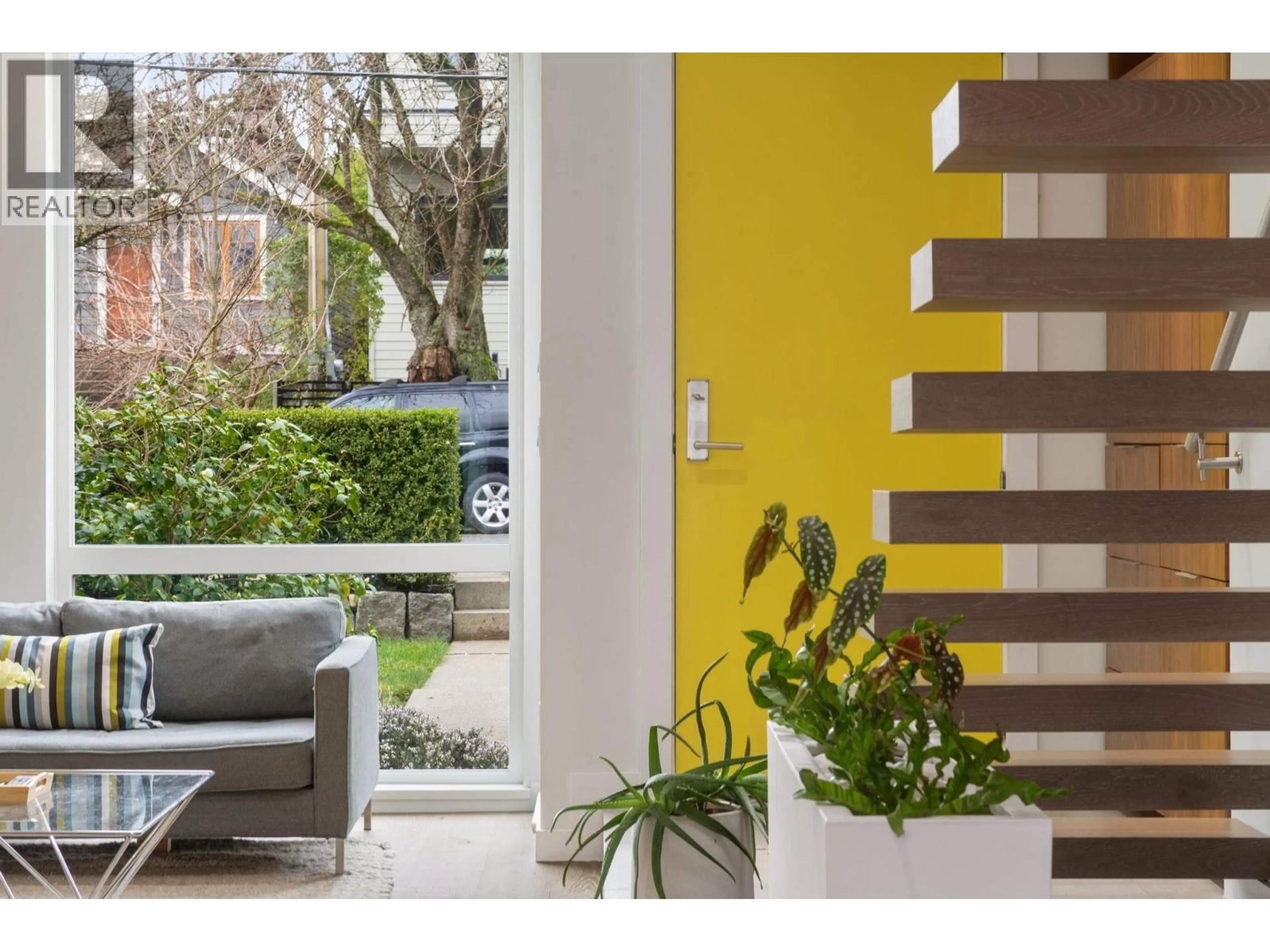 Indoor entryway for 1928 TEMPLETON DRIVE, Vancouver British Columbia V5N4W1