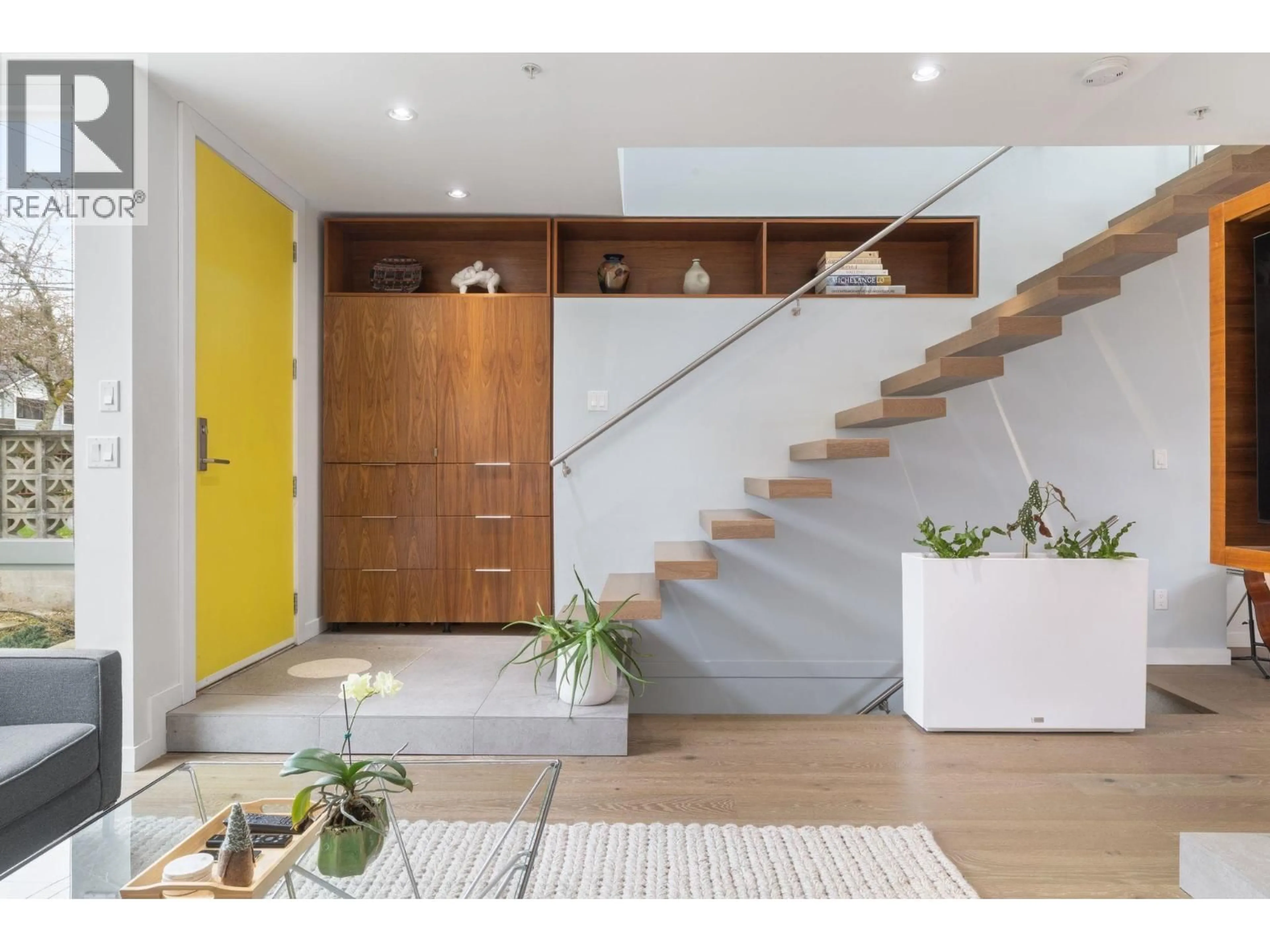 Indoor entryway for 1928 TEMPLETON DRIVE, Vancouver British Columbia V5N4W1