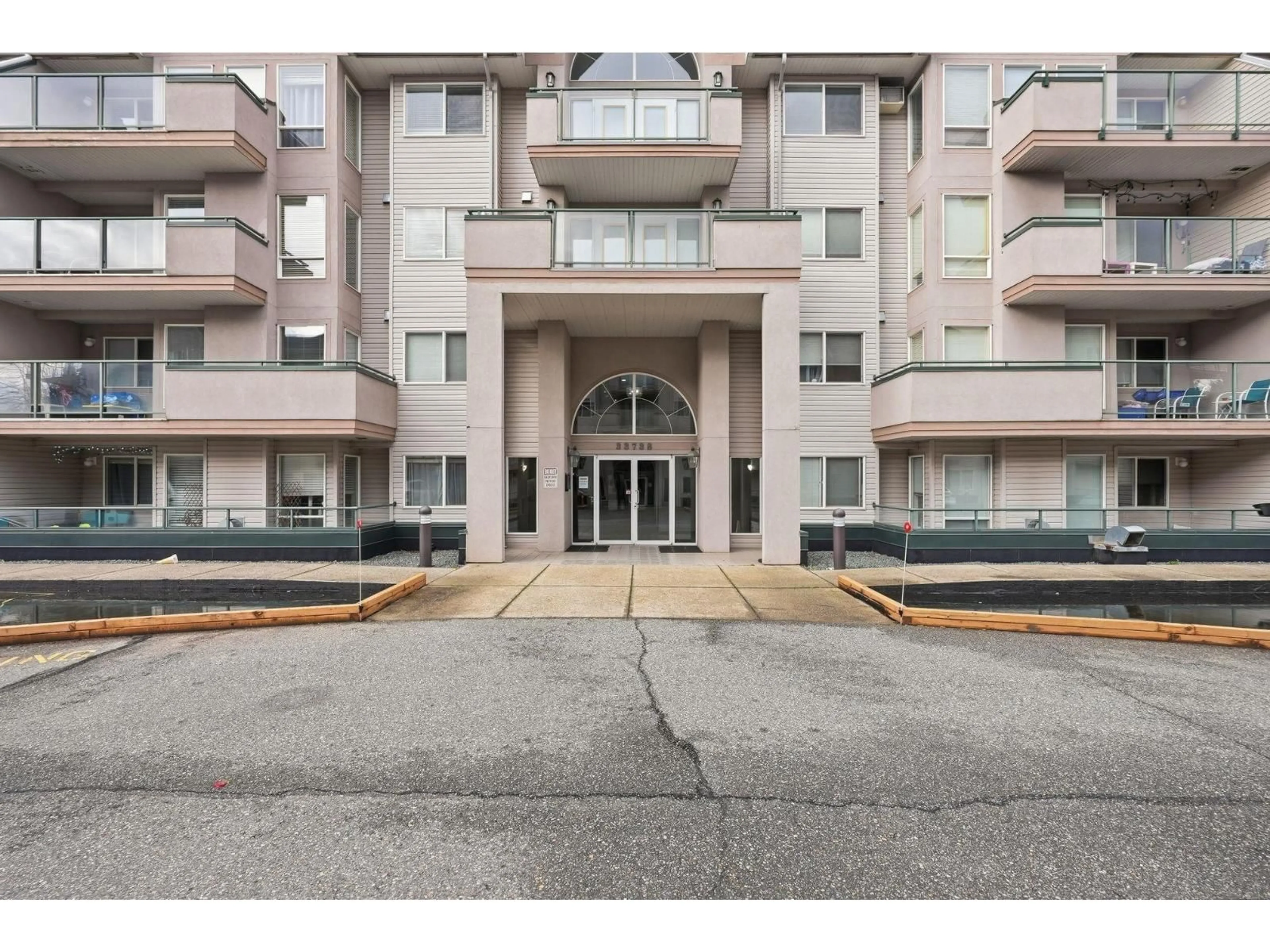 Indoor foyer for 402 - 33738 KING ROAD, Abbotsford British Columbia V2S8J5