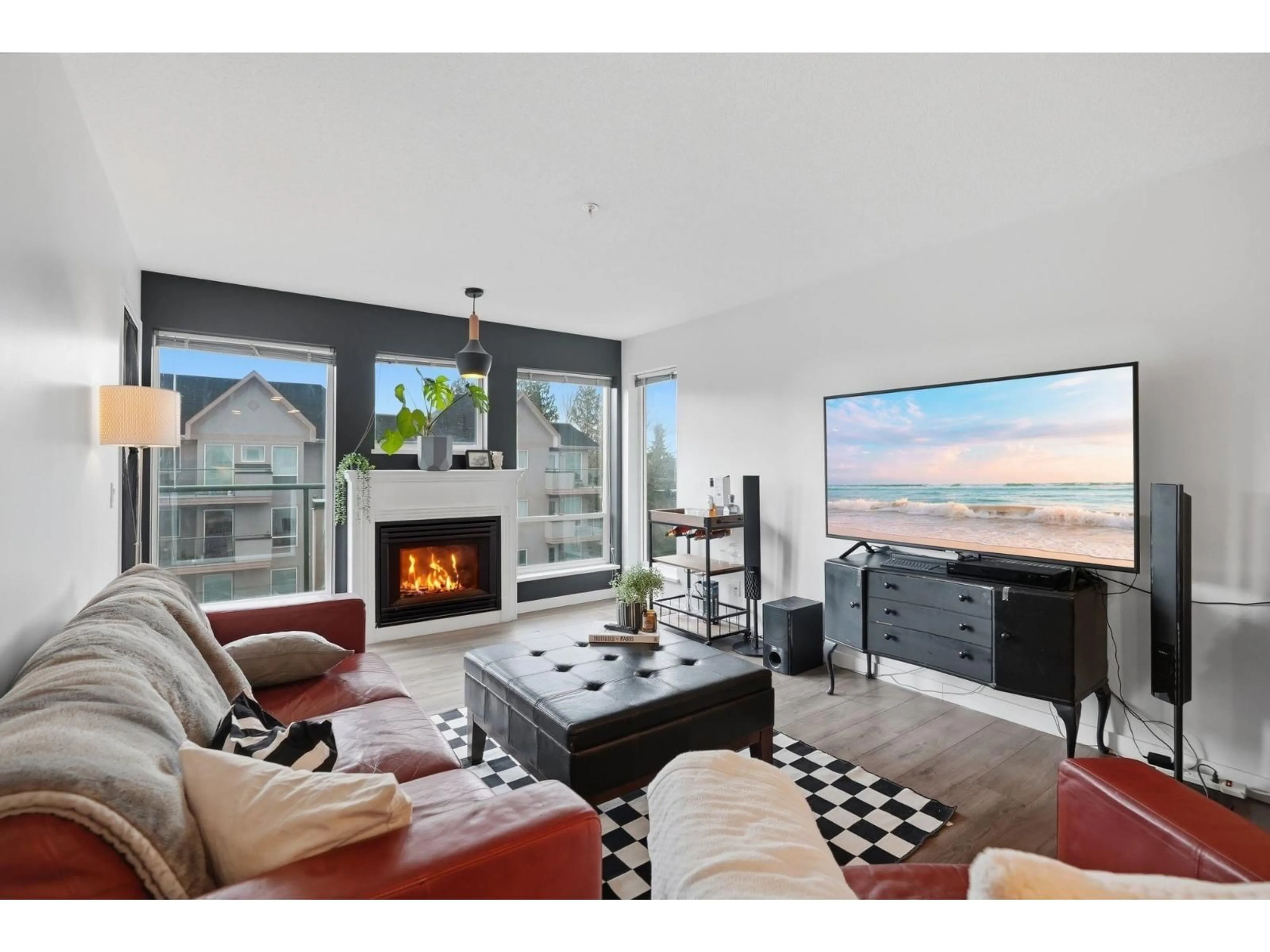 Living room with furniture, unknown for 402 - 33738 KING ROAD, Abbotsford British Columbia V2S8J5