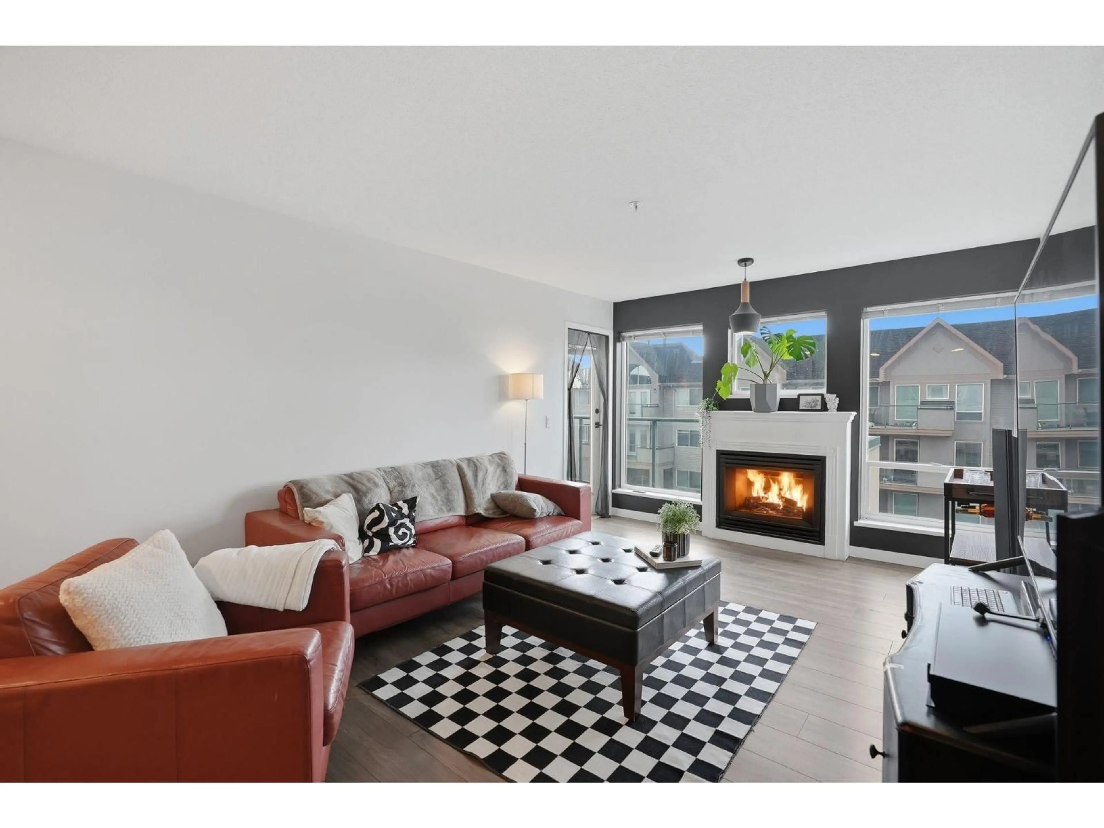 Living room with furniture, unknown for 402 - 33738 KING ROAD, Abbotsford British Columbia V2S8J5