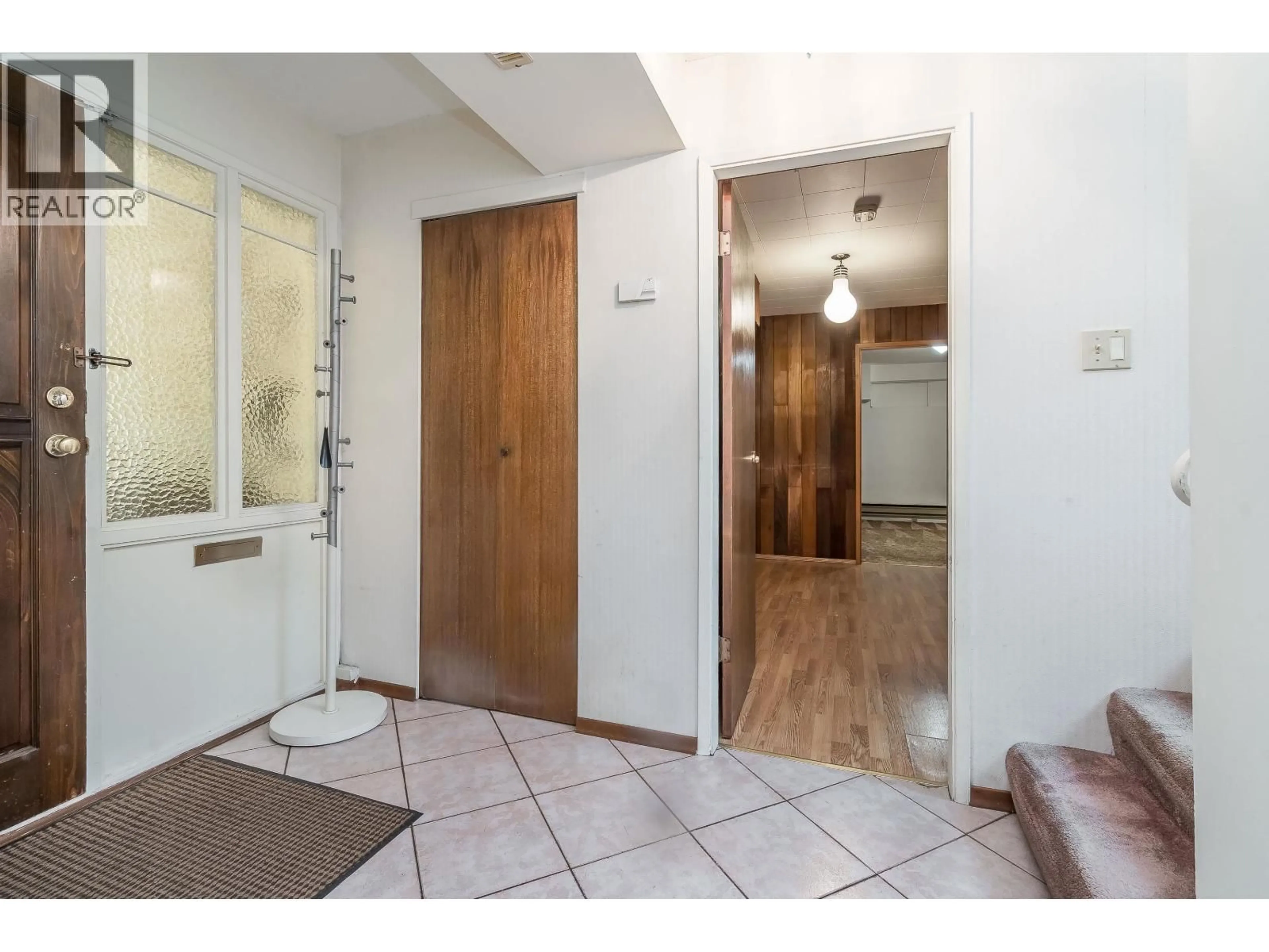 Indoor entryway for 8228 WEDGEWOOD STREET, Burnaby British Columbia V3N1C4