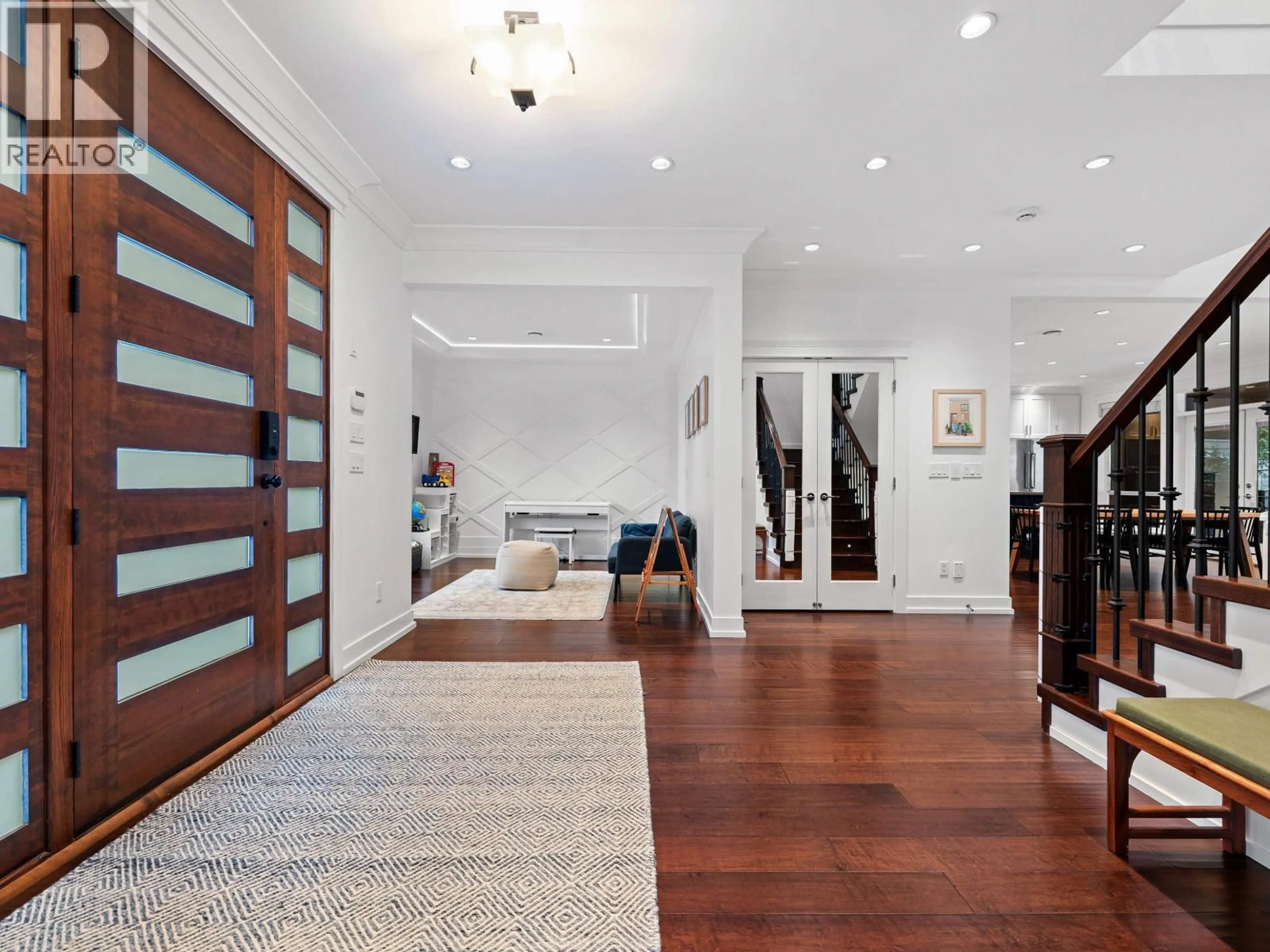 Indoor entryway for 3360 BAIRD ROAD, North Vancouver British Columbia V7K2G7