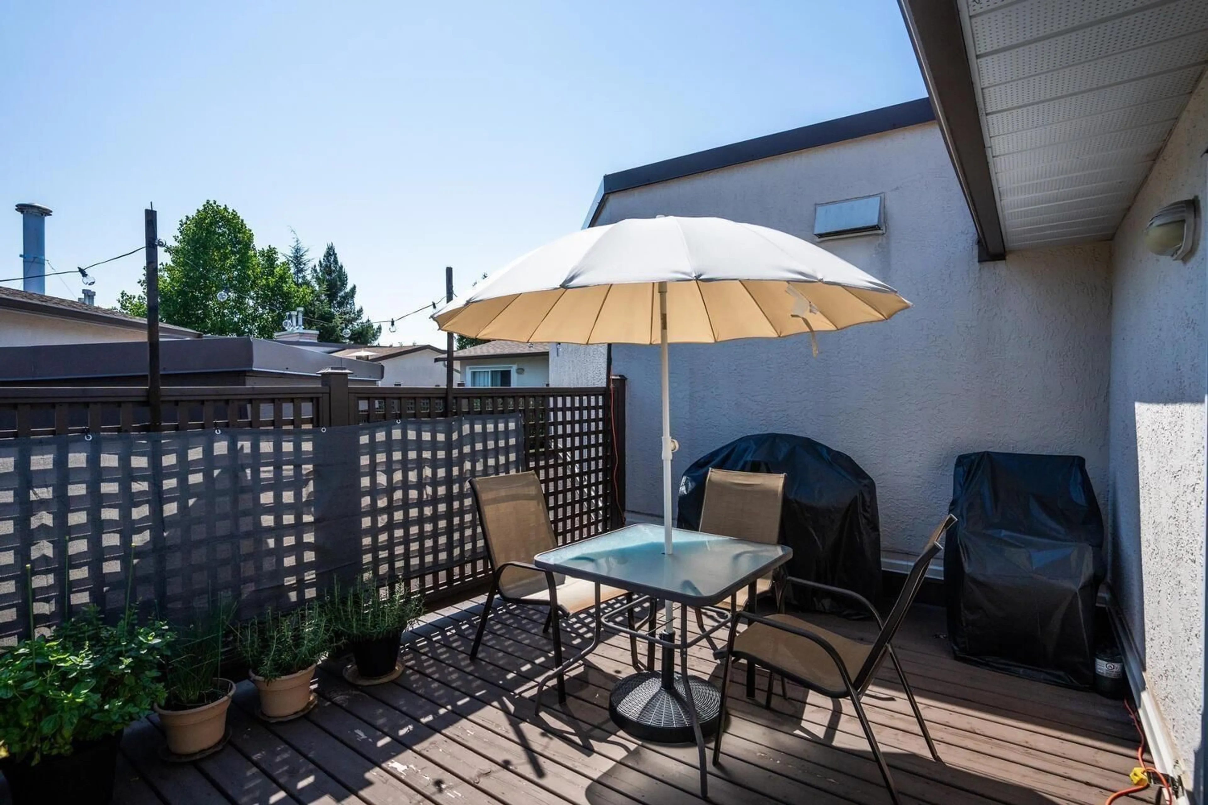 Patio, street for 301 - 7151 121 STREET, Surrey British Columbia V3W0E7