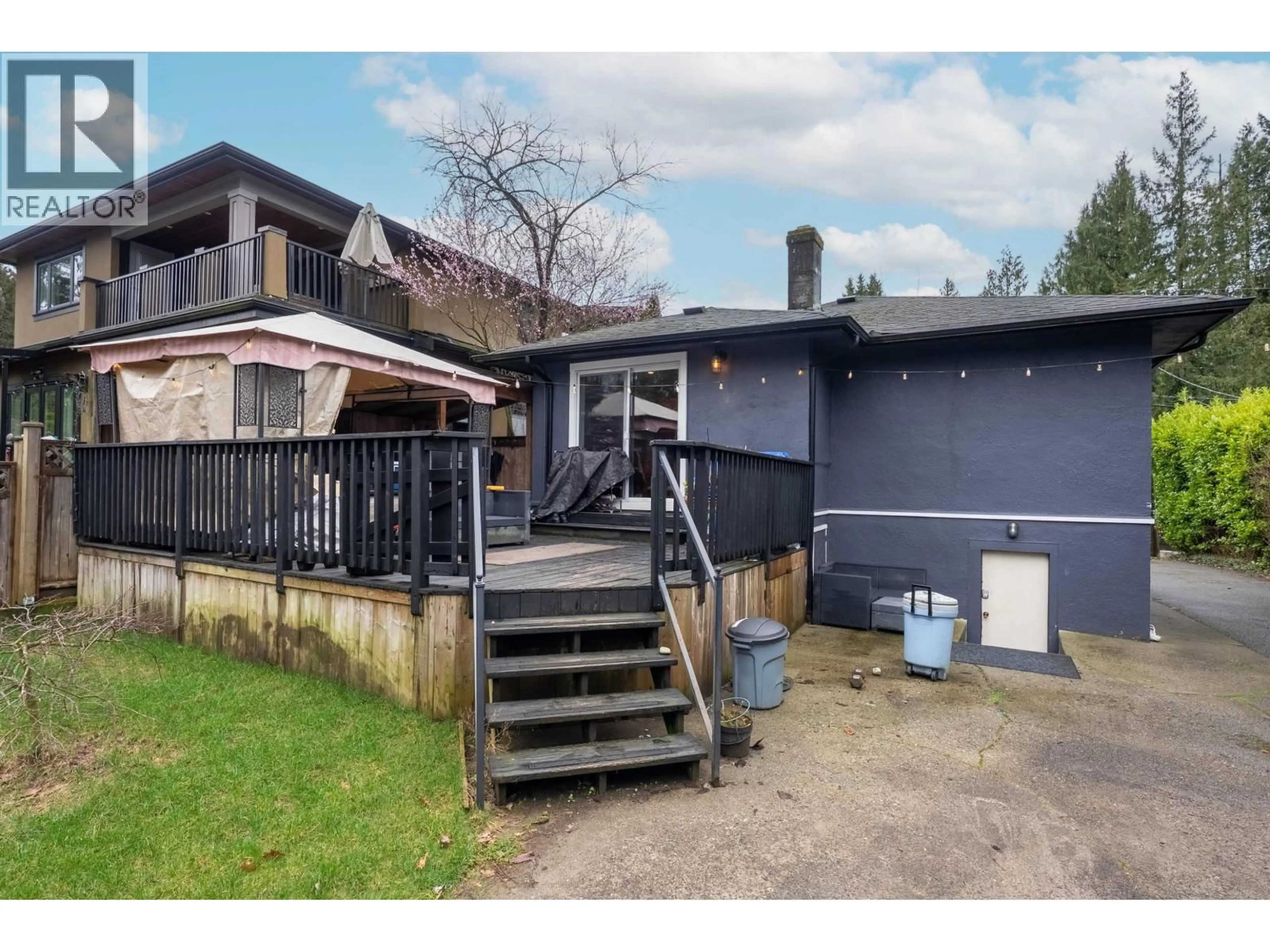 A pic from outside/outdoor area/front of a property/back of a property/a pic from drone, street for 518 23RD STREET, North Vancouver British Columbia V7M2B9