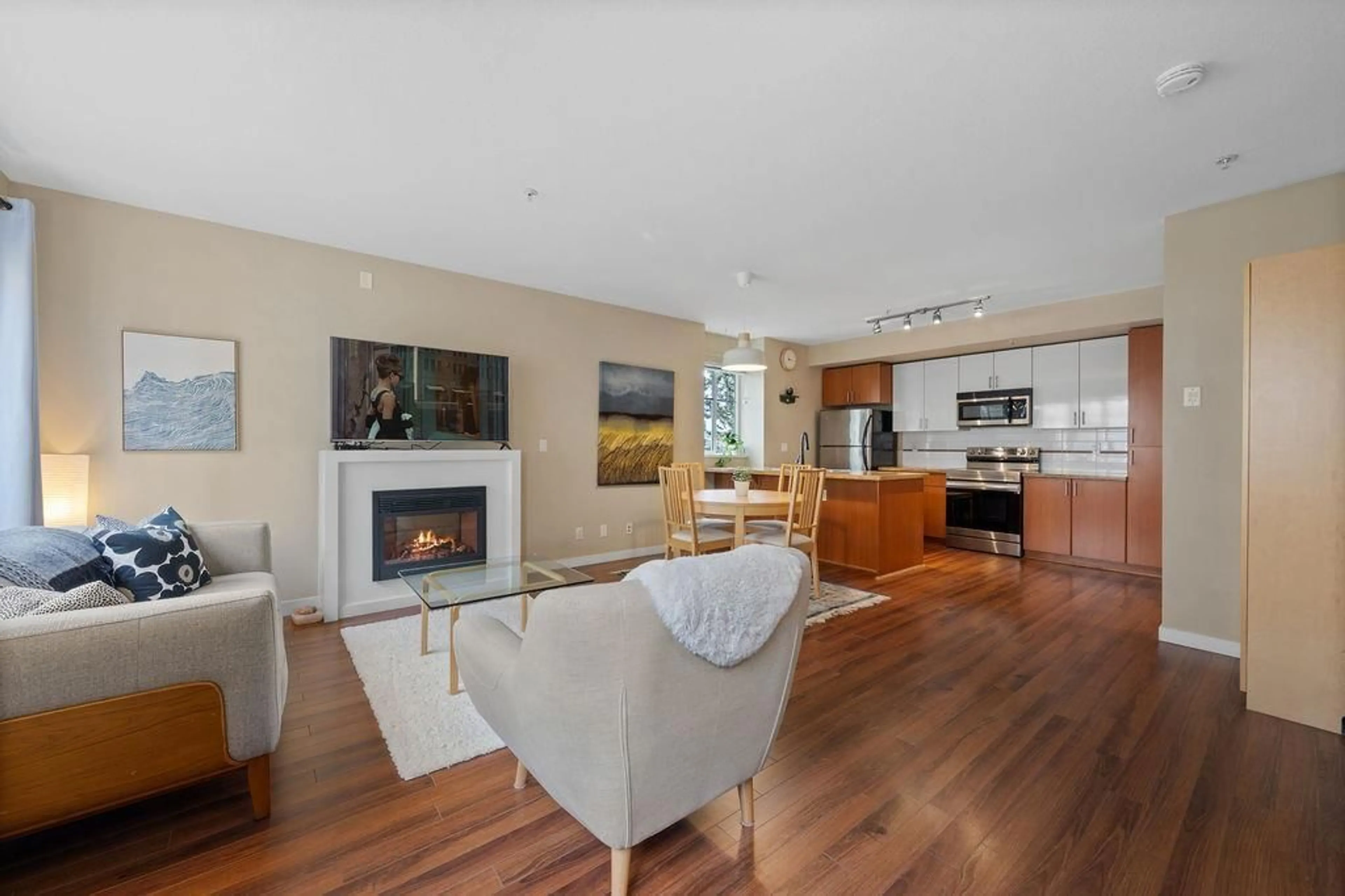 Living room with furniture, wood/laminate floor for 51 - 13239 OLD YALE ROAD, Surrey British Columbia V3T3C5