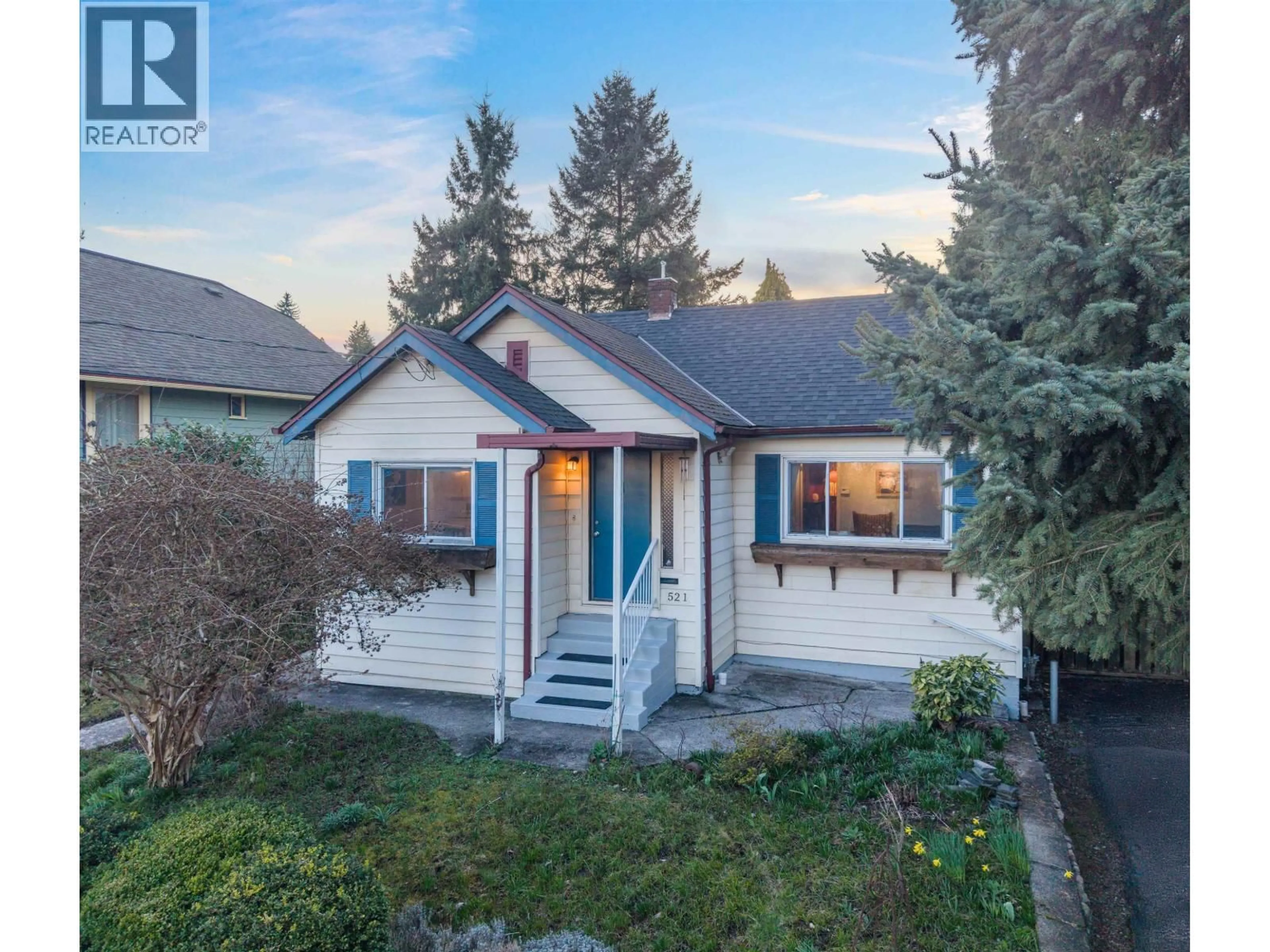 A pic from outside/outdoor area/front of a property/back of a property/a pic from drone, street for 521 GARFIELD STREET, New Westminster British Columbia V3L4A6