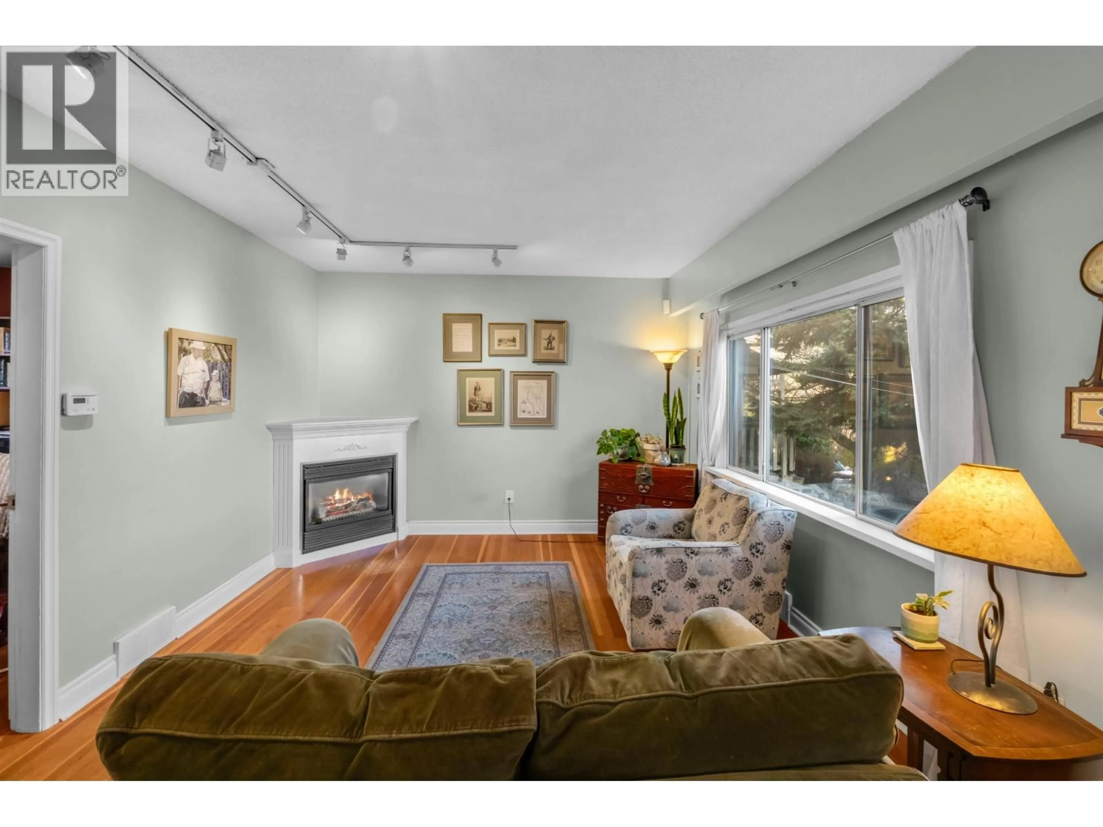 Living room with furniture, wood/laminate floor for 521 GARFIELD STREET, New Westminster British Columbia V3L4A6