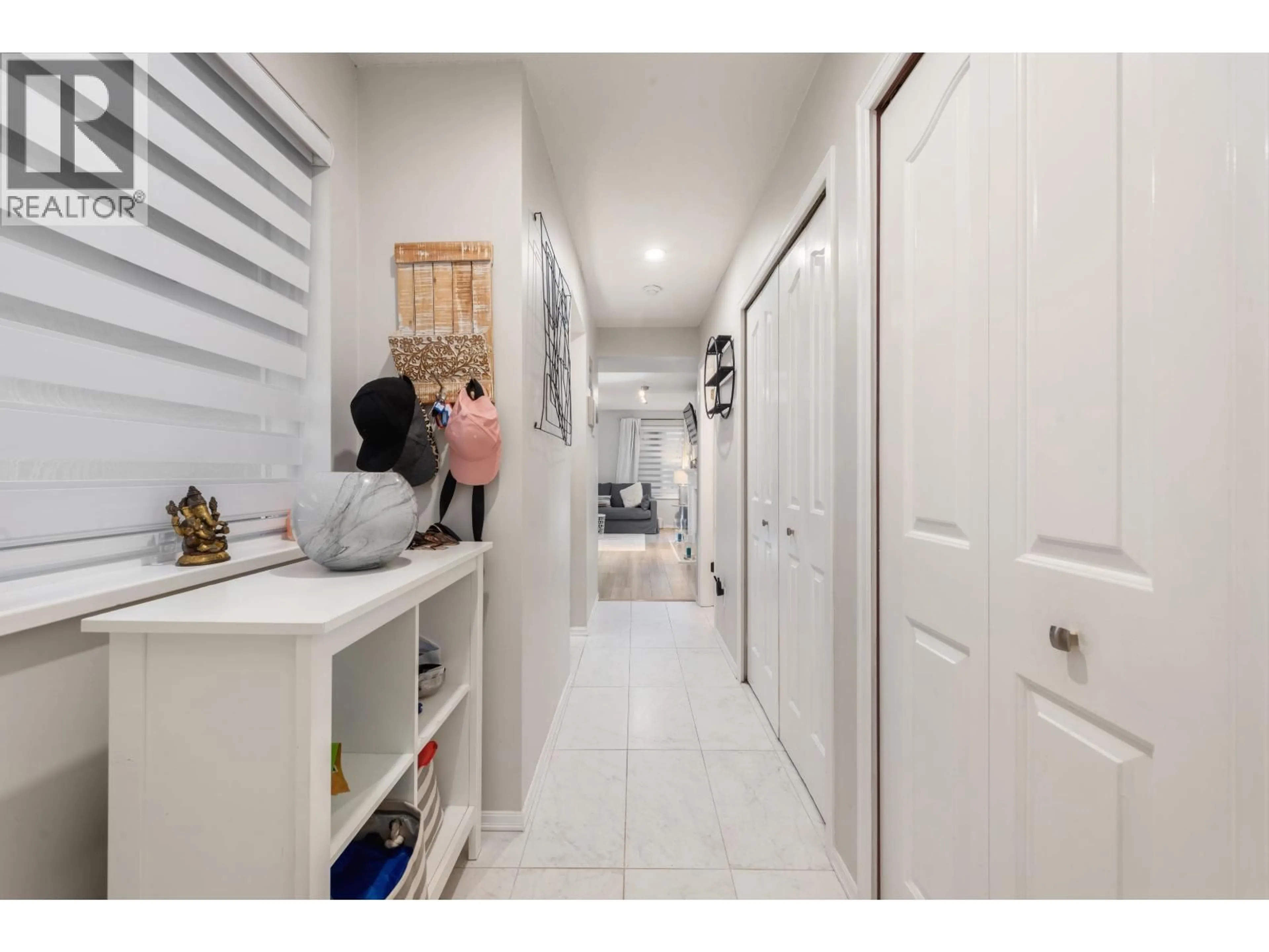 Indoor entryway for 102 - 725 7TH AVENUE, Vancouver British Columbia V5Z1B9