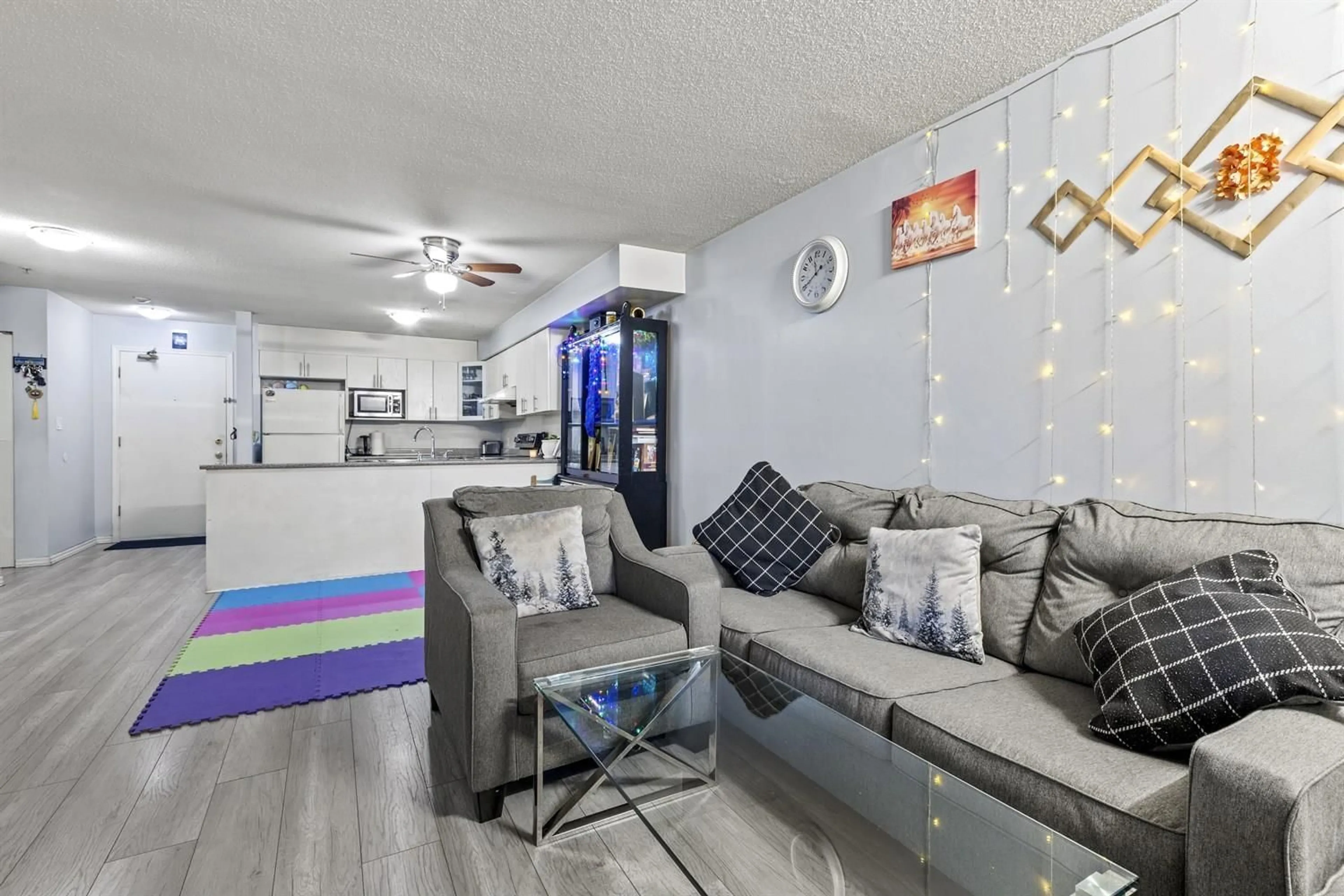 Living room with furniture, unknown for 103 - 12160 80 AVENUE, Surrey British Columbia V3W0V3