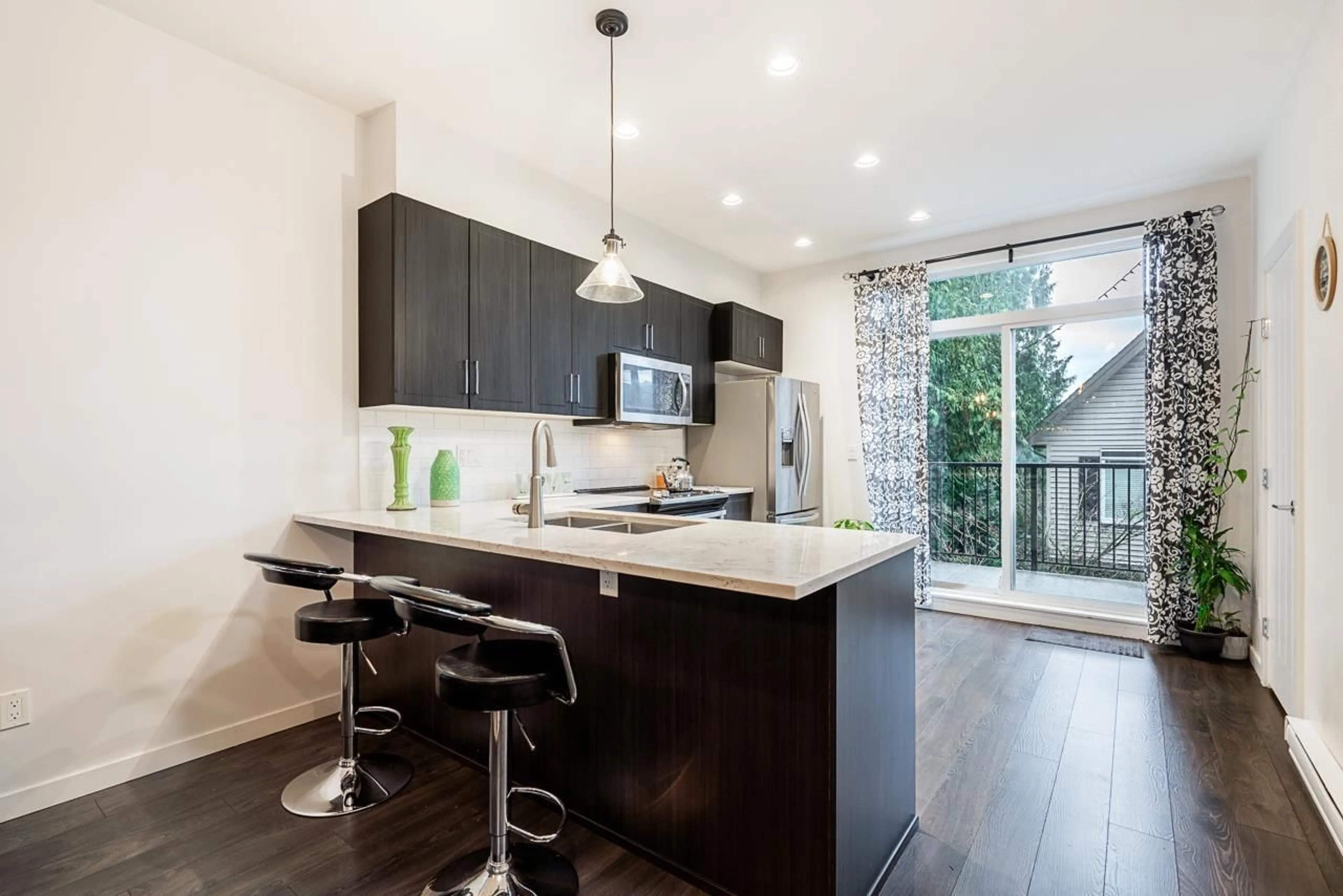 Open concept kitchen, wood/laminate floor for 42 - 14555 68 AVENUE, Surrey British Columbia V3S2A8