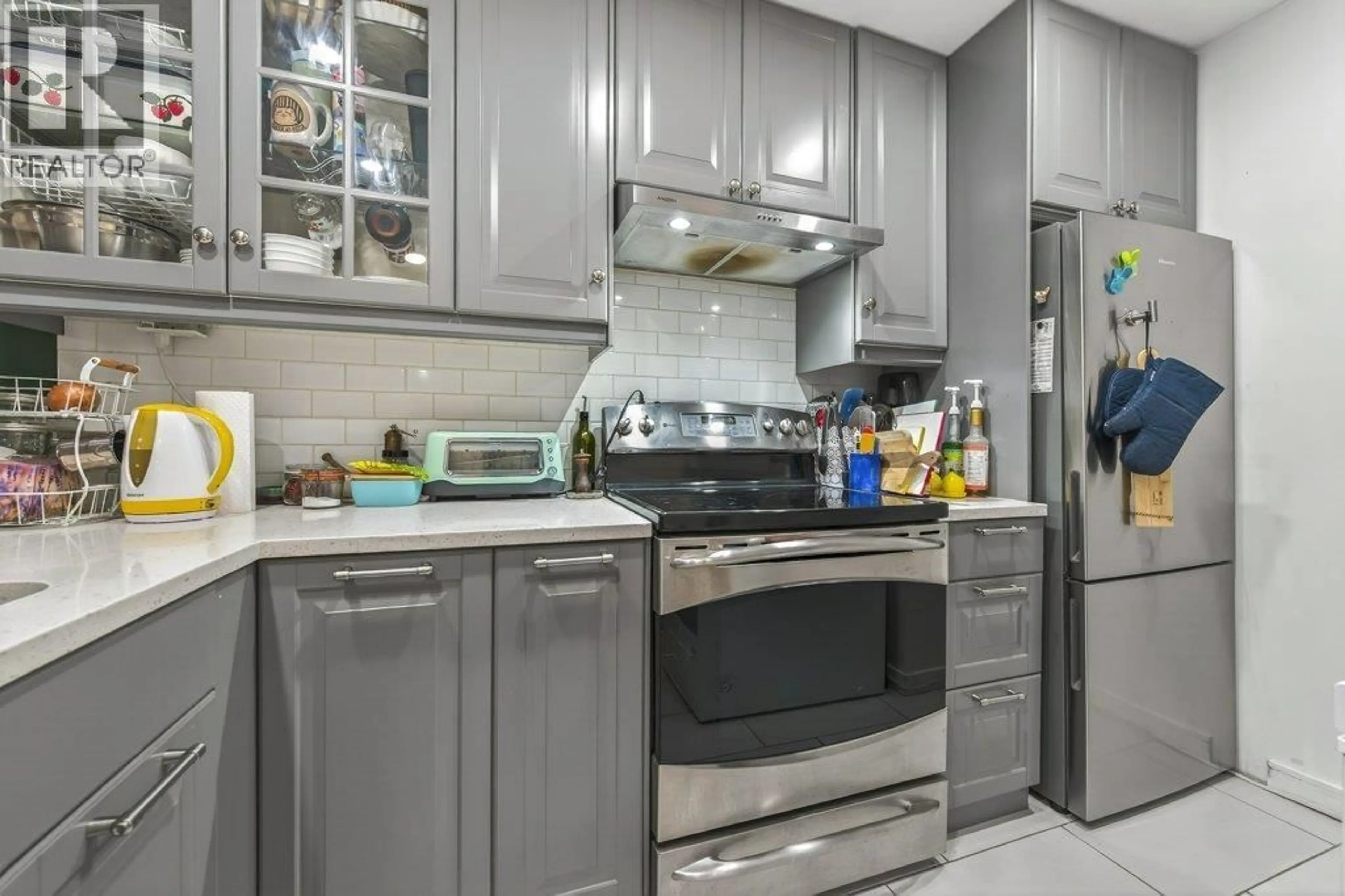 Open concept kitchen, ceramic/tile floor for 103 - 2333 ETON STREET, Vancouver British Columbia V5L1E2