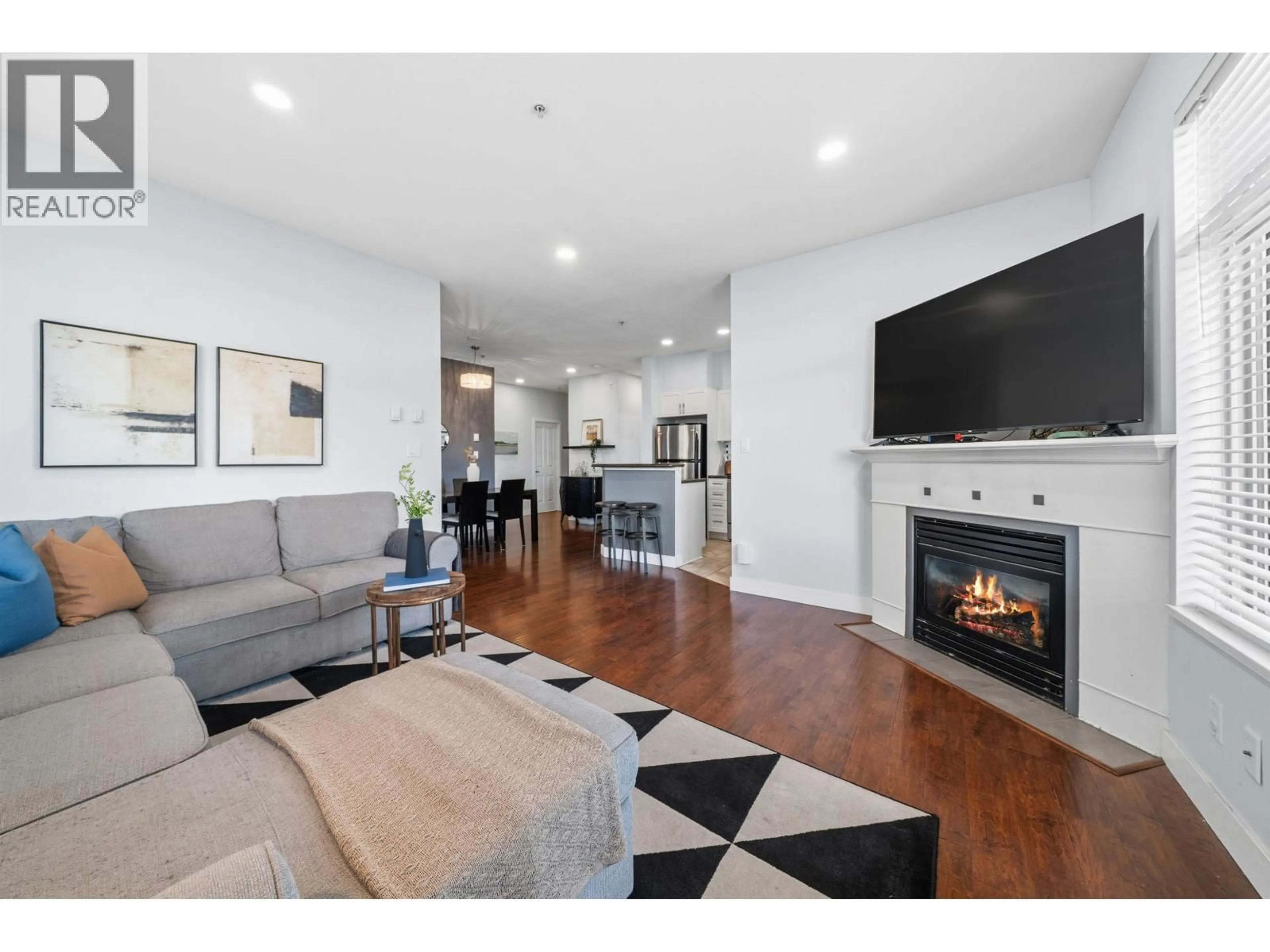 Living room with furniture, wood/laminate floor for 112 - 2330 WILSON AVENUE, Port Coquitlam British Columbia V3C1Z6