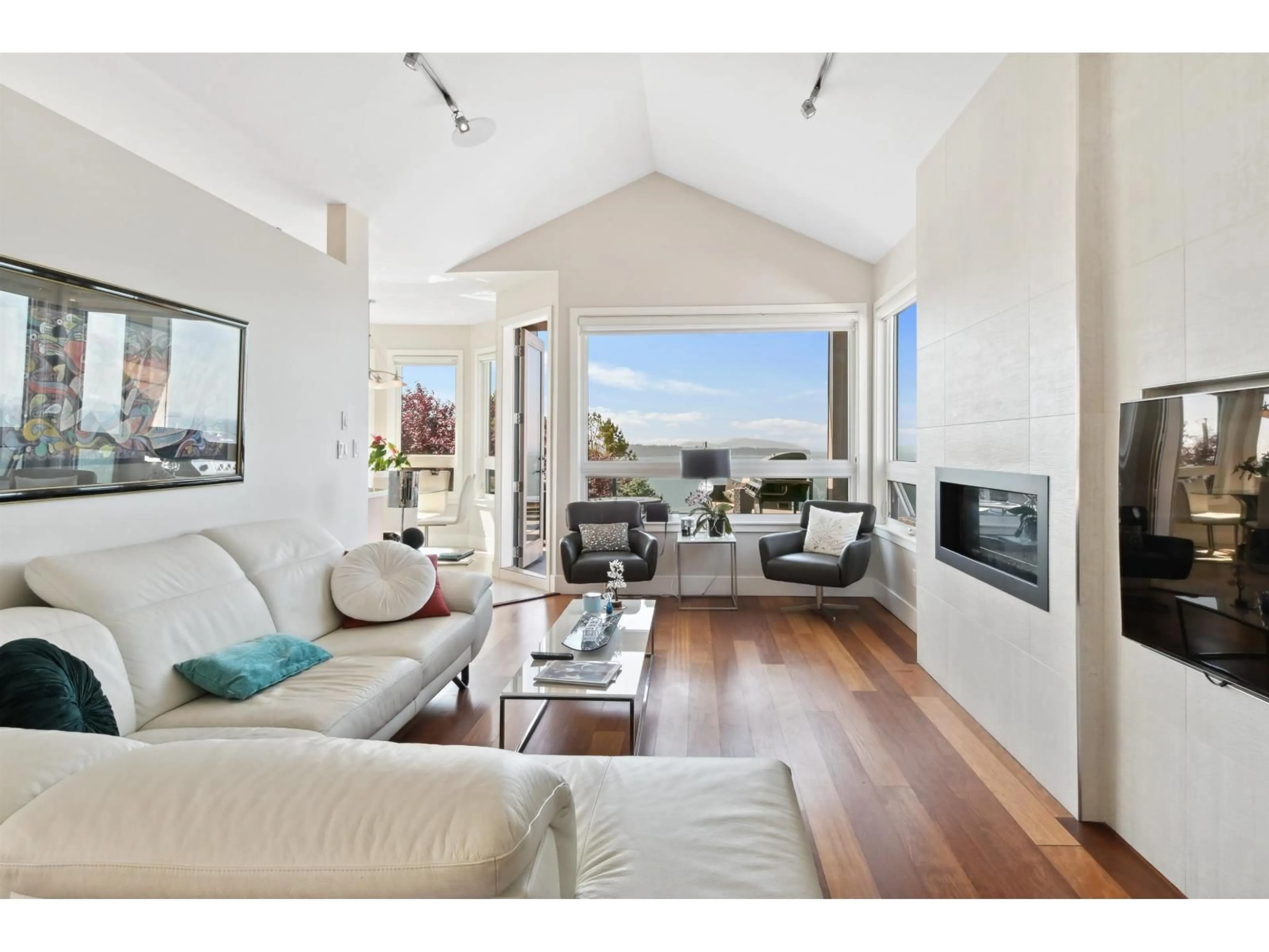 Living room with furniture, wood/laminate floor for 15095 ROYAL AVENUE, White Rock British Columbia V4B1M1