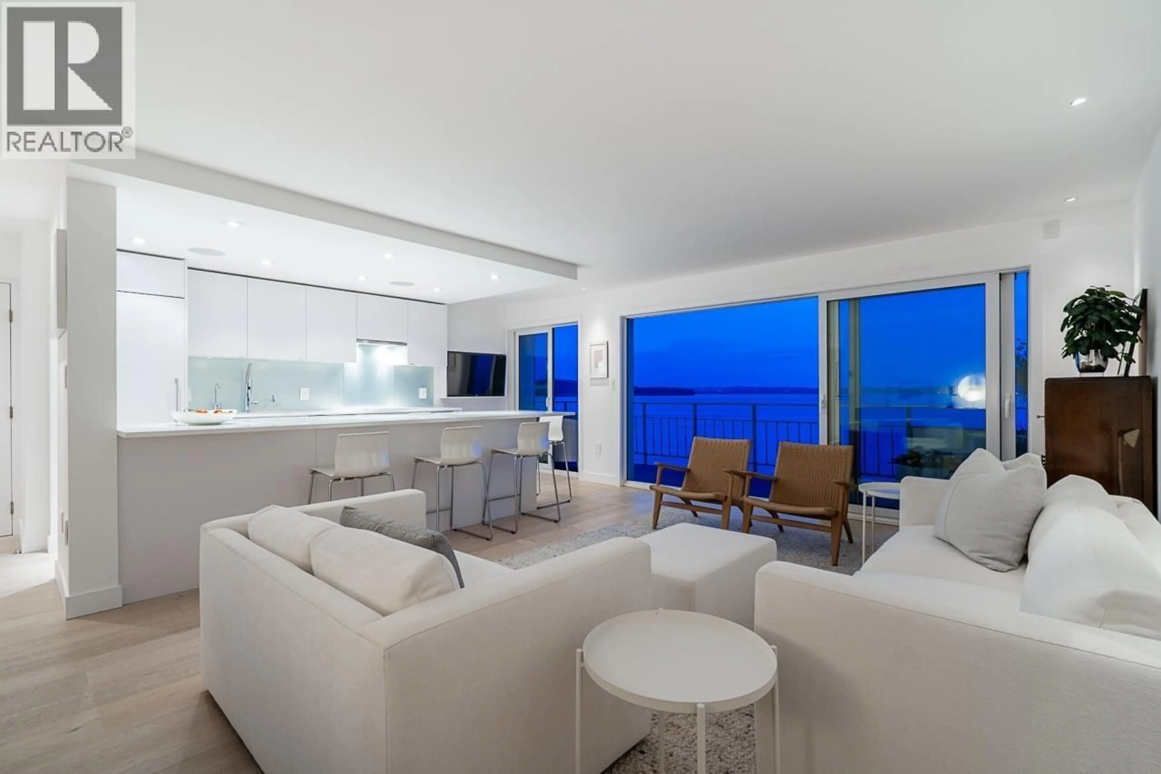 Living room with furniture, unknown for 807 - 150 24TH STREET, West Vancouver British Columbia V7V4G8