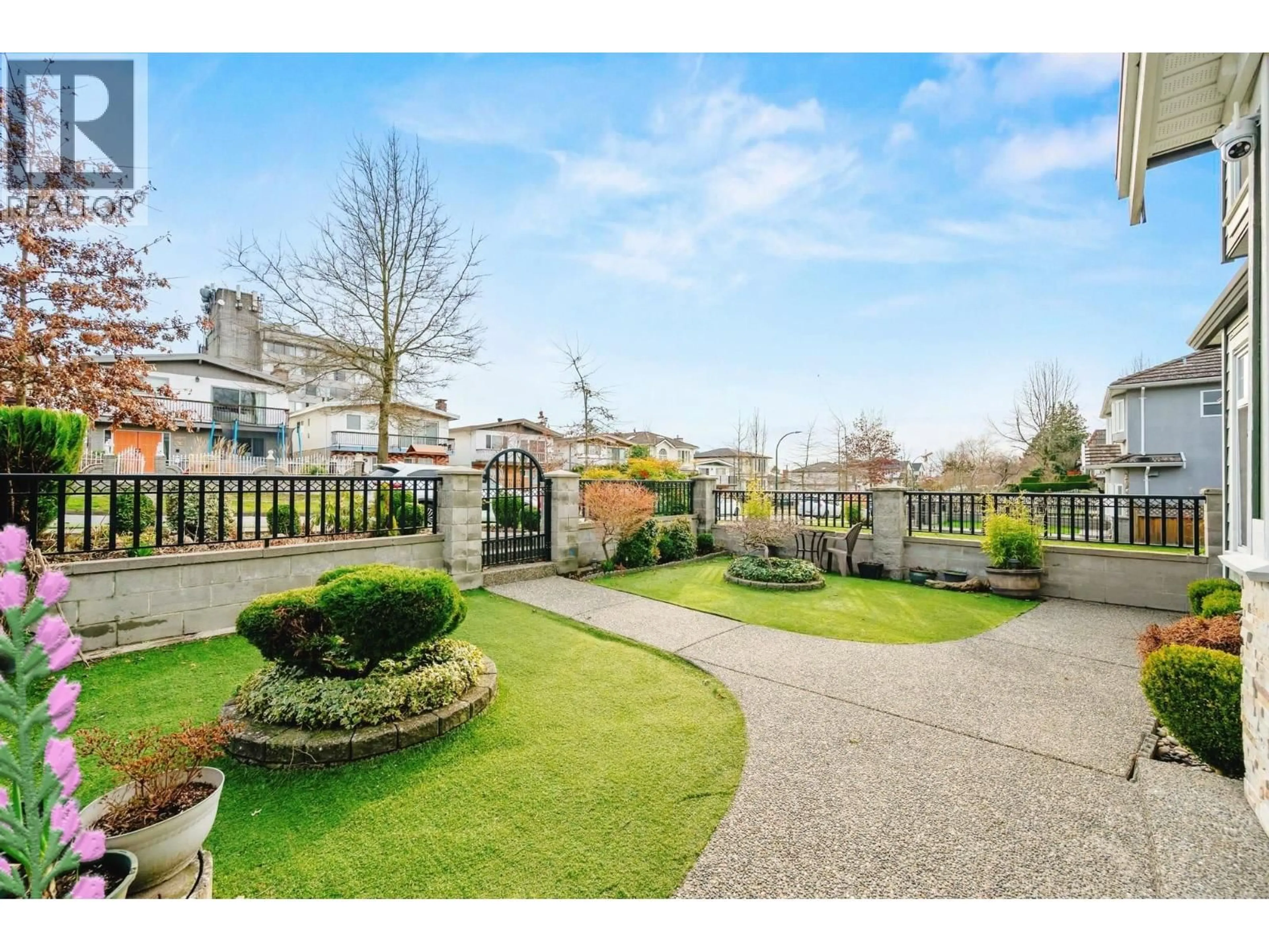 A pic from outside/outdoor area/front of a property/back of a property/a pic from drone, street for 2643 8TH AVENUE, Vancouver British Columbia V5M1W4