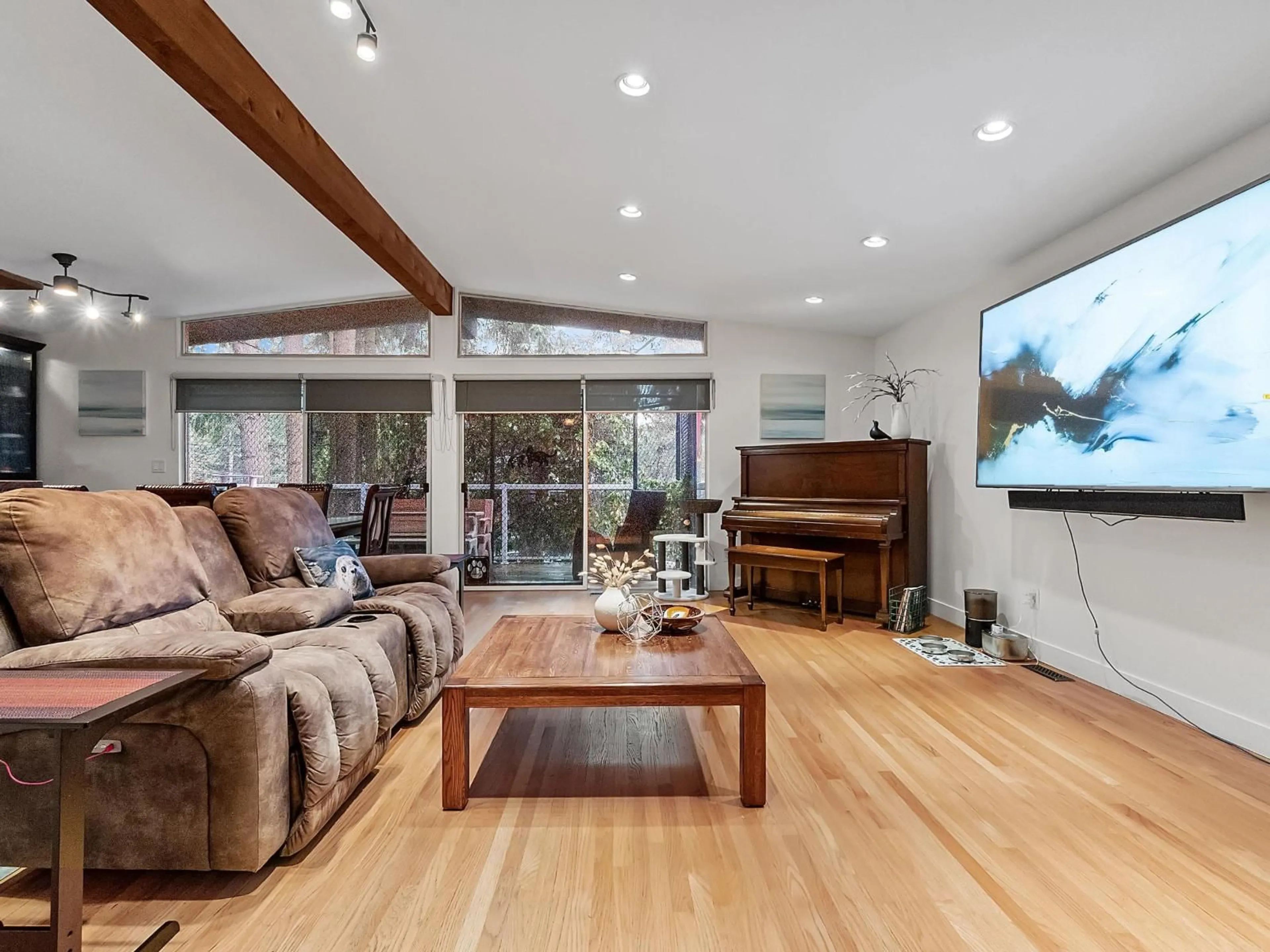Living room with furniture, wood/laminate floor for 6436 MCKENZIE DRIVE, Delta British Columbia V4E1N9