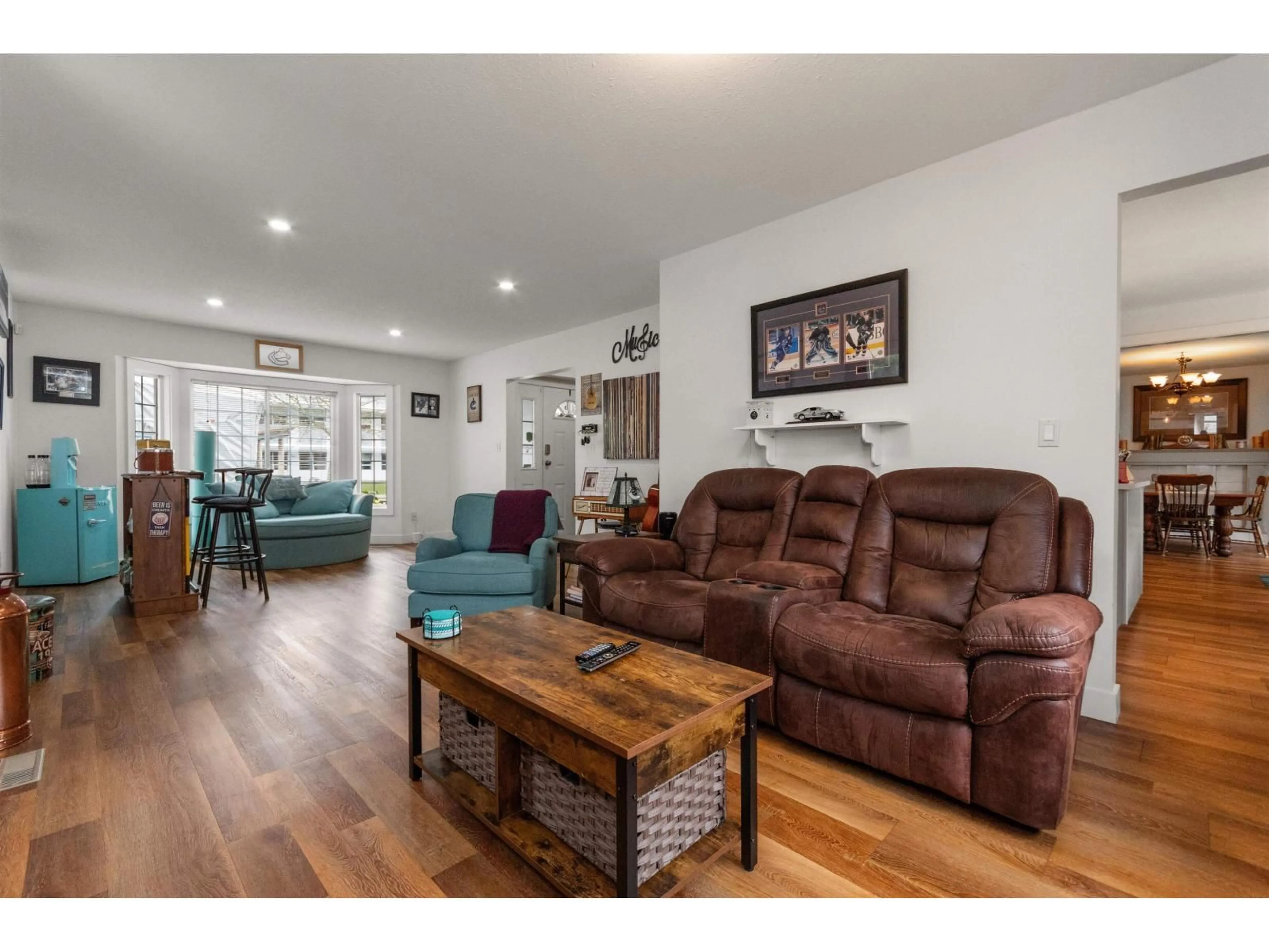 Living room with furniture, wood/laminate floor for 45944 THOMAS ROAD, Chilliwack British Columbia V2R3X1
