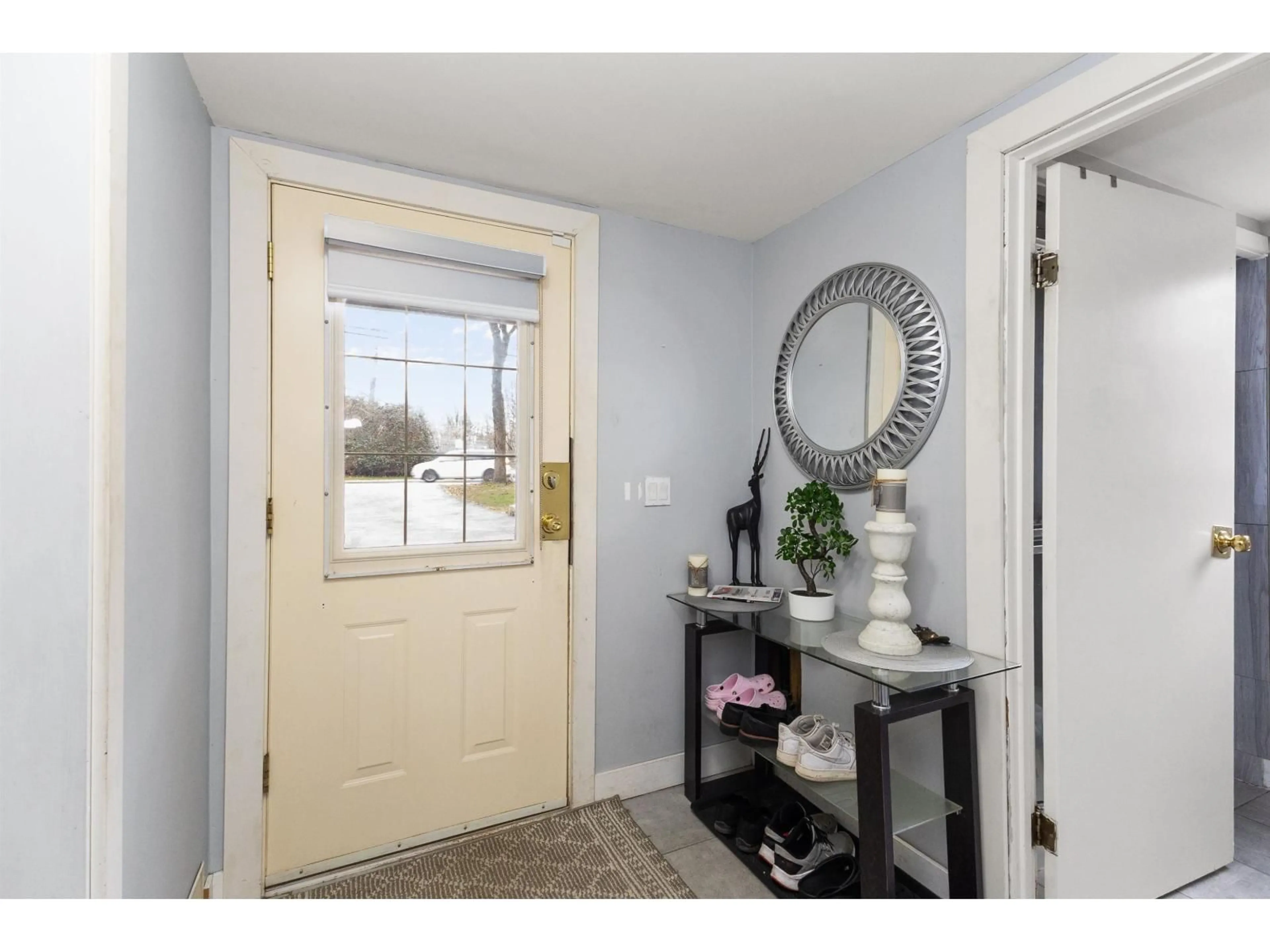 Indoor entryway for 6860 134 STREET, Surrey British Columbia V3W8G7