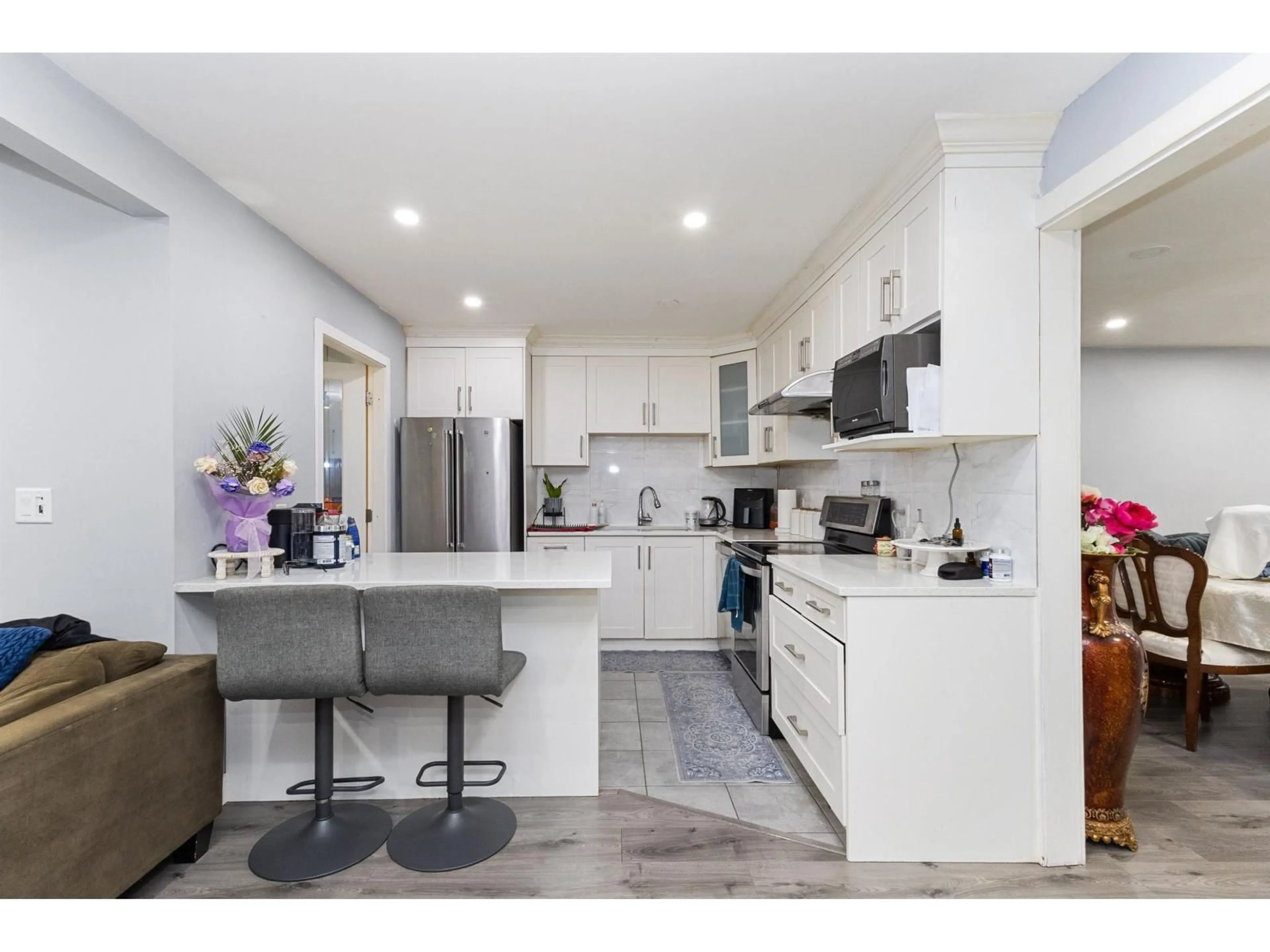 Open concept kitchen, ceramic/tile floor for 6860 134 STREET, Surrey British Columbia V3W8G7