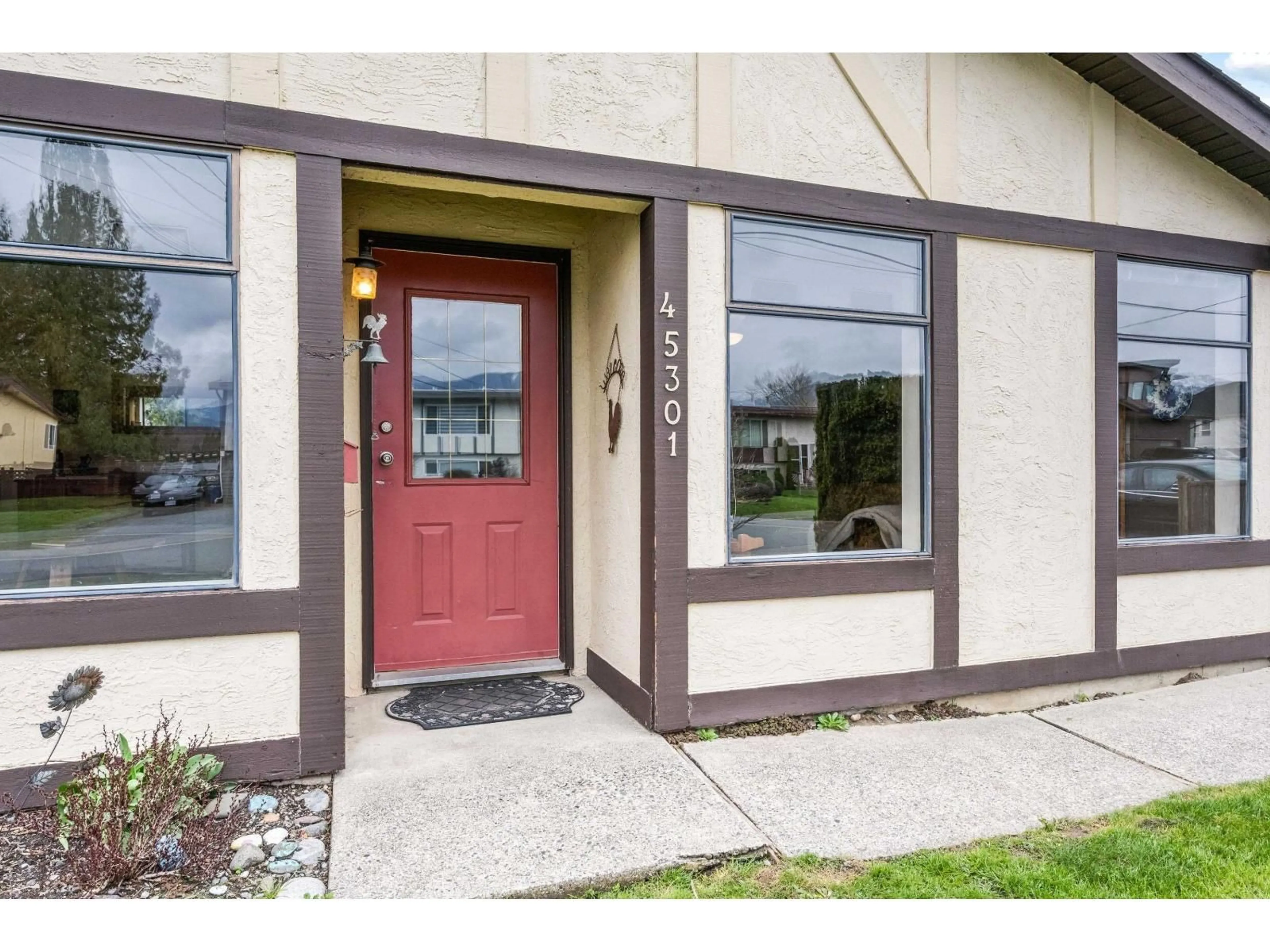 Indoor entryway for 45301 SPRUCE DRIVE, Chilliwack British Columbia V2R1E9