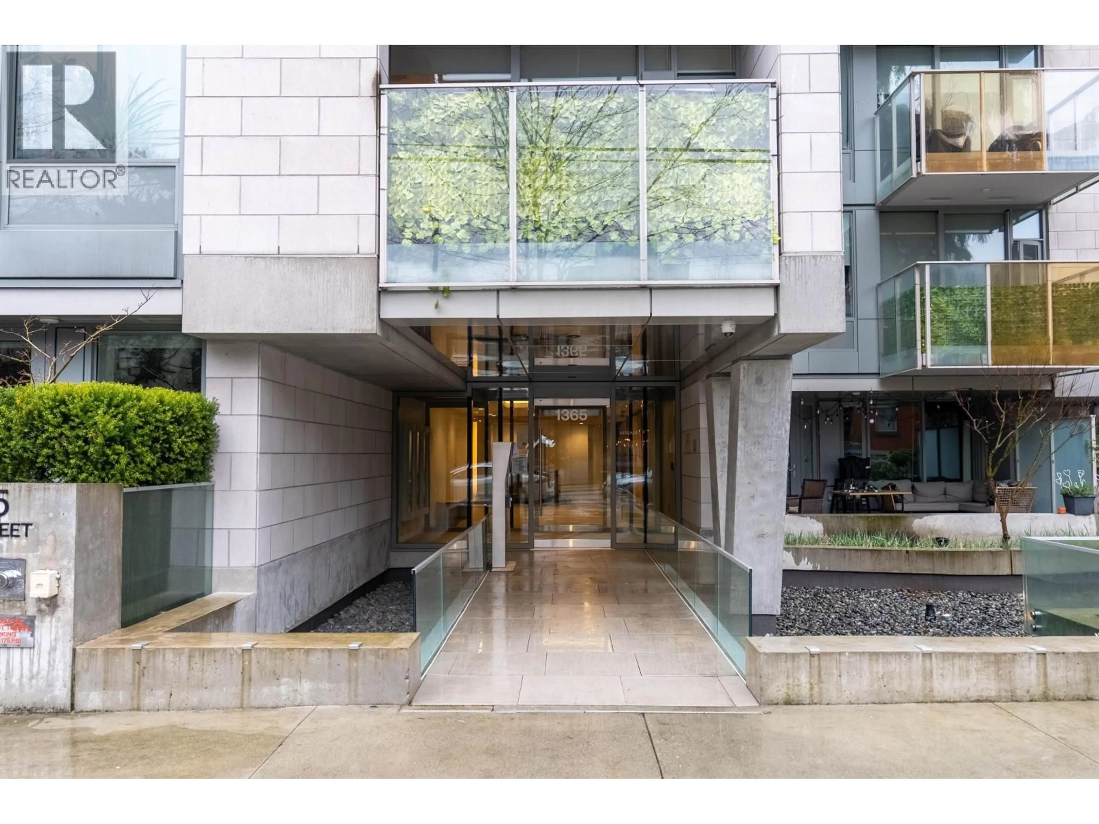Indoor foyer for 203 - 1365 DAVIE STREET, Vancouver British Columbia V6E1N5