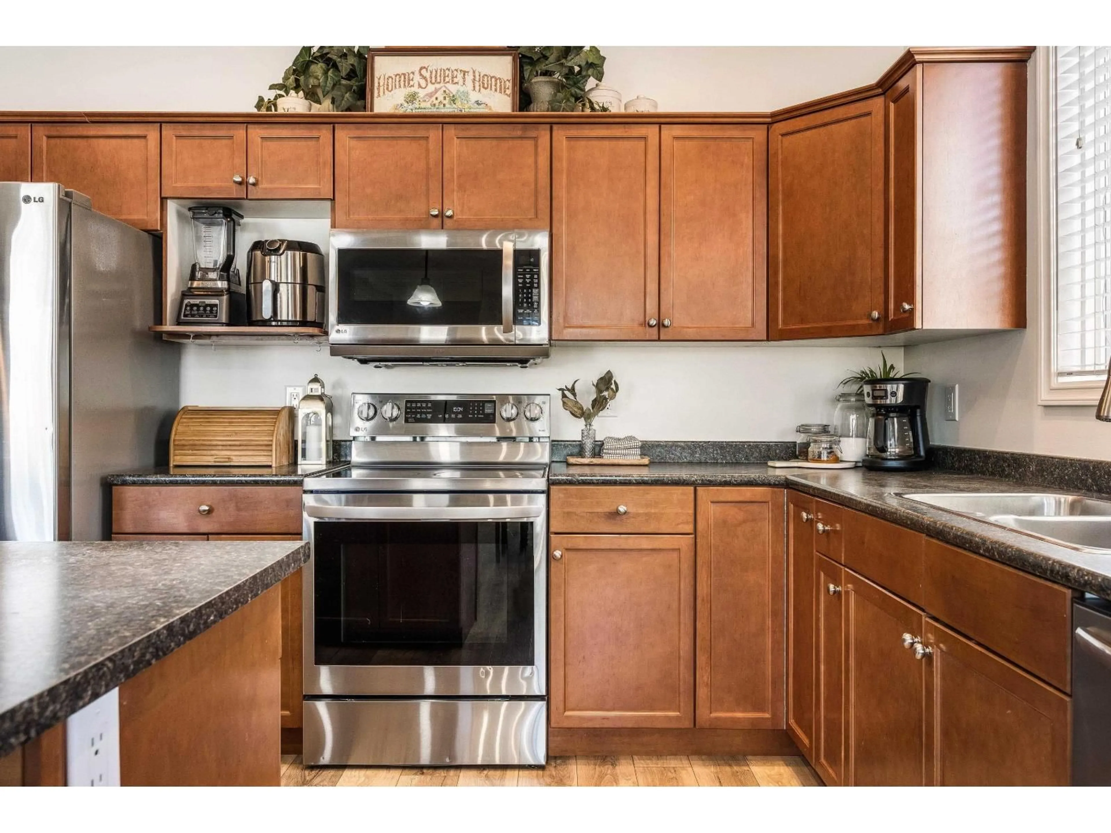 Standard kitchen, unknown for 9343 COOTE STREET, Chilliwack British Columbia V2P6B6