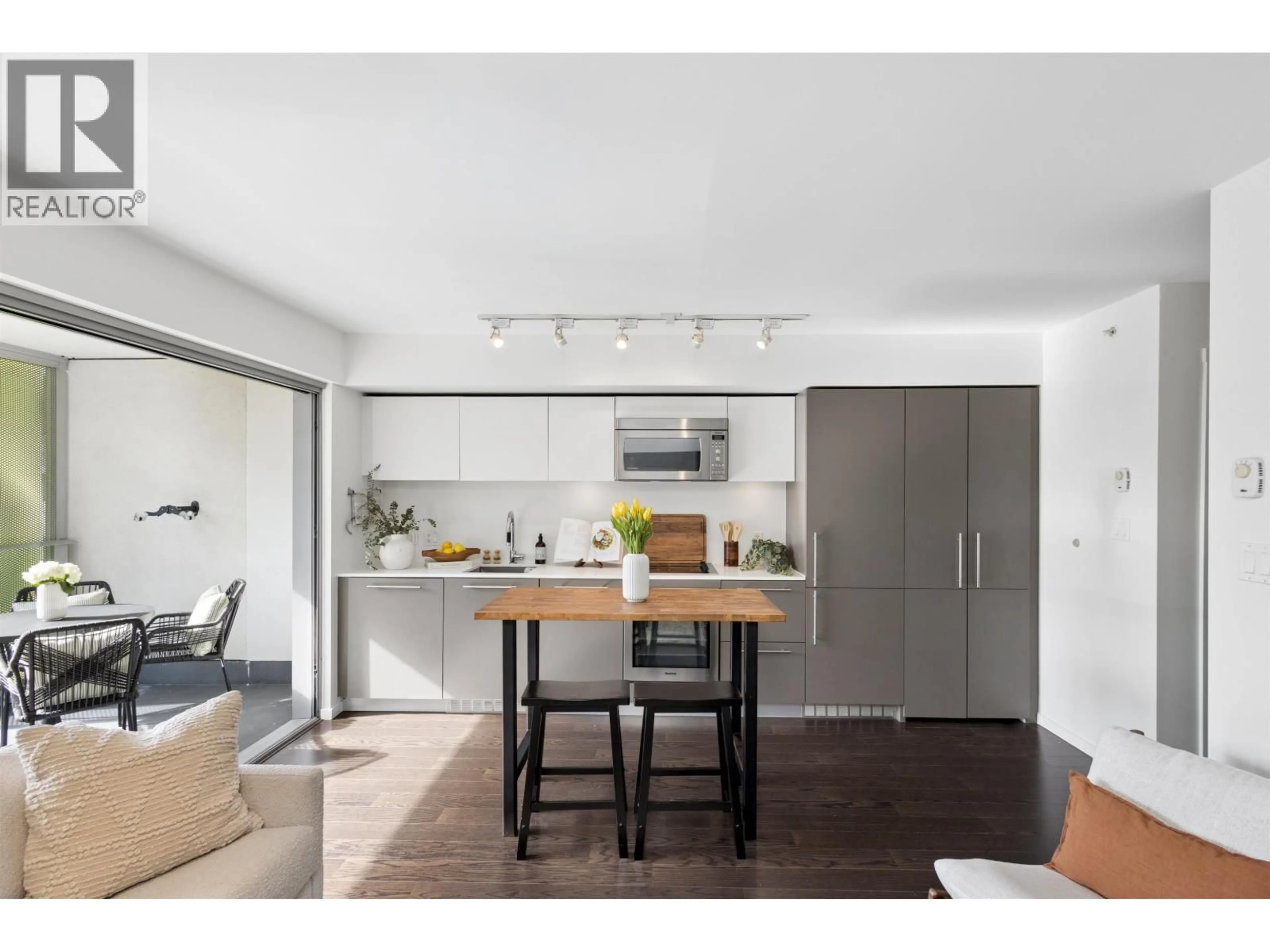 Open concept kitchen, wood/laminate floor for 806 - 999 SEYMOUR STREET, Vancouver British Columbia V6B0M5