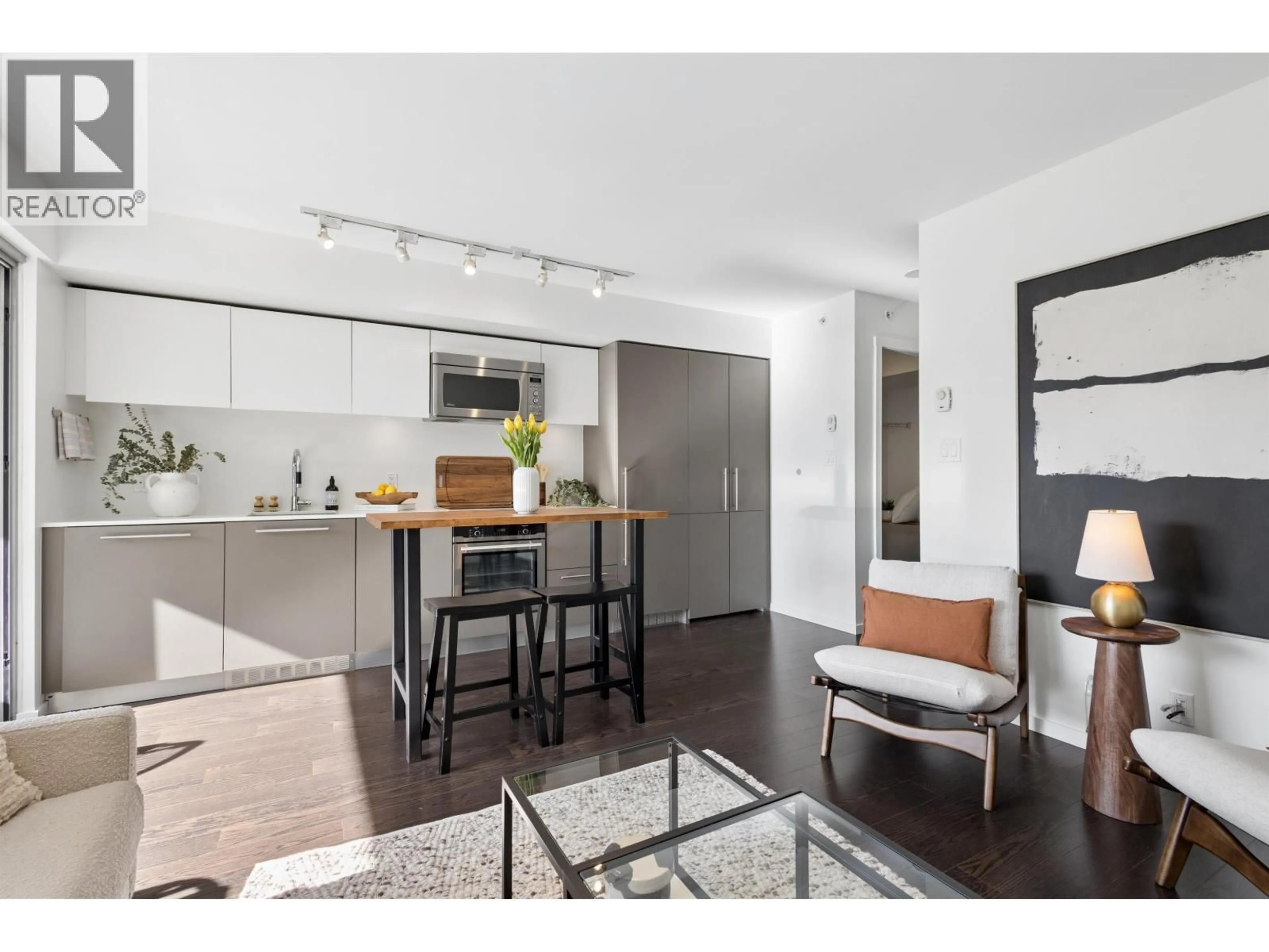 Open concept kitchen, wood/laminate floor for 806 - 999 SEYMOUR STREET, Vancouver British Columbia V6B0M5