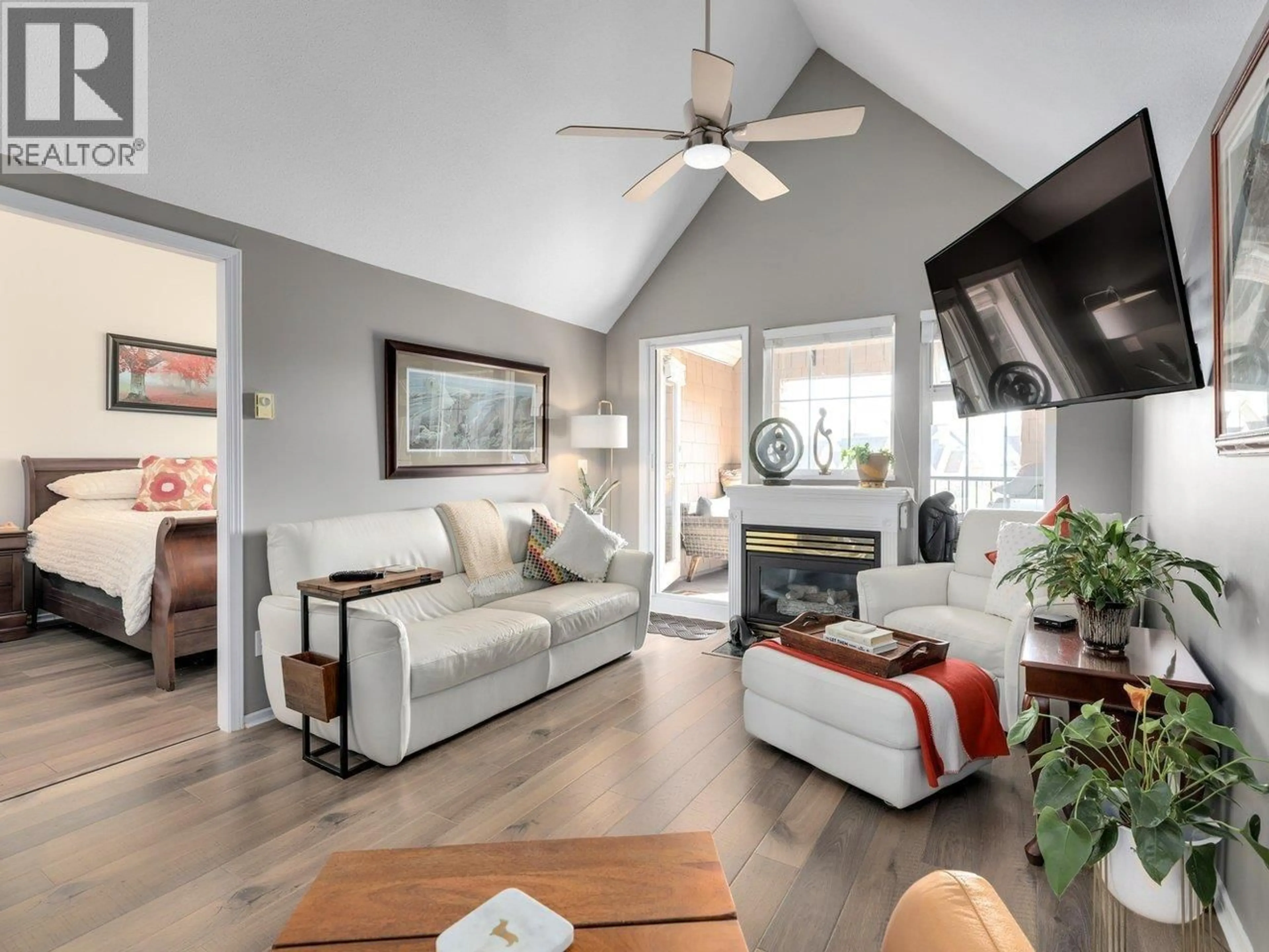 Living room with furniture, wood/laminate floor for 409 - 5518 14 AVENUE, Delta British Columbia V4M4E9