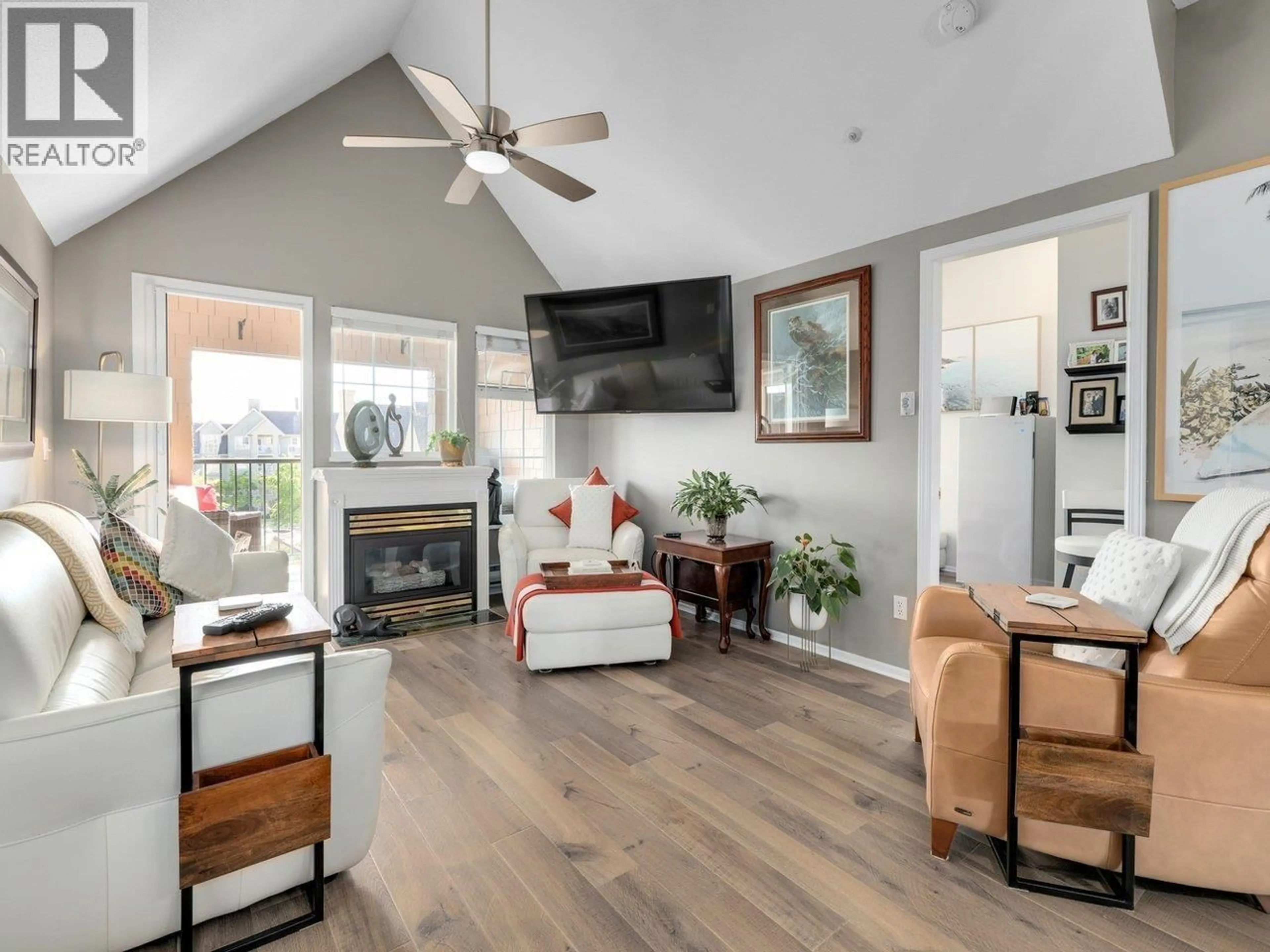 Living room with furniture, wood/laminate floor for 409 - 5518 14 AVENUE, Delta British Columbia V4M4E9