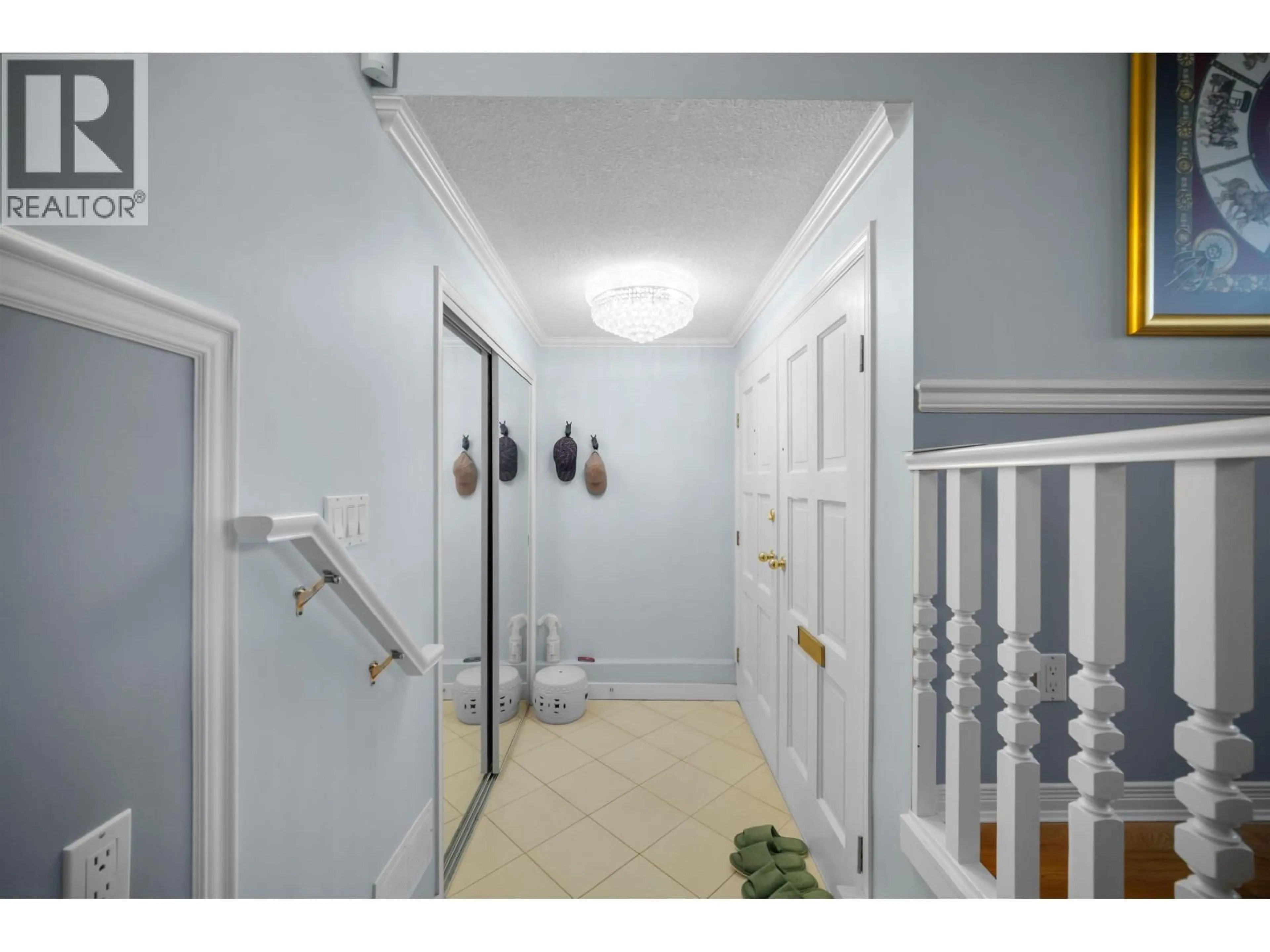 Indoor foyer for 5440 WARBLER AVENUE, Richmond British Columbia V7E4Z1