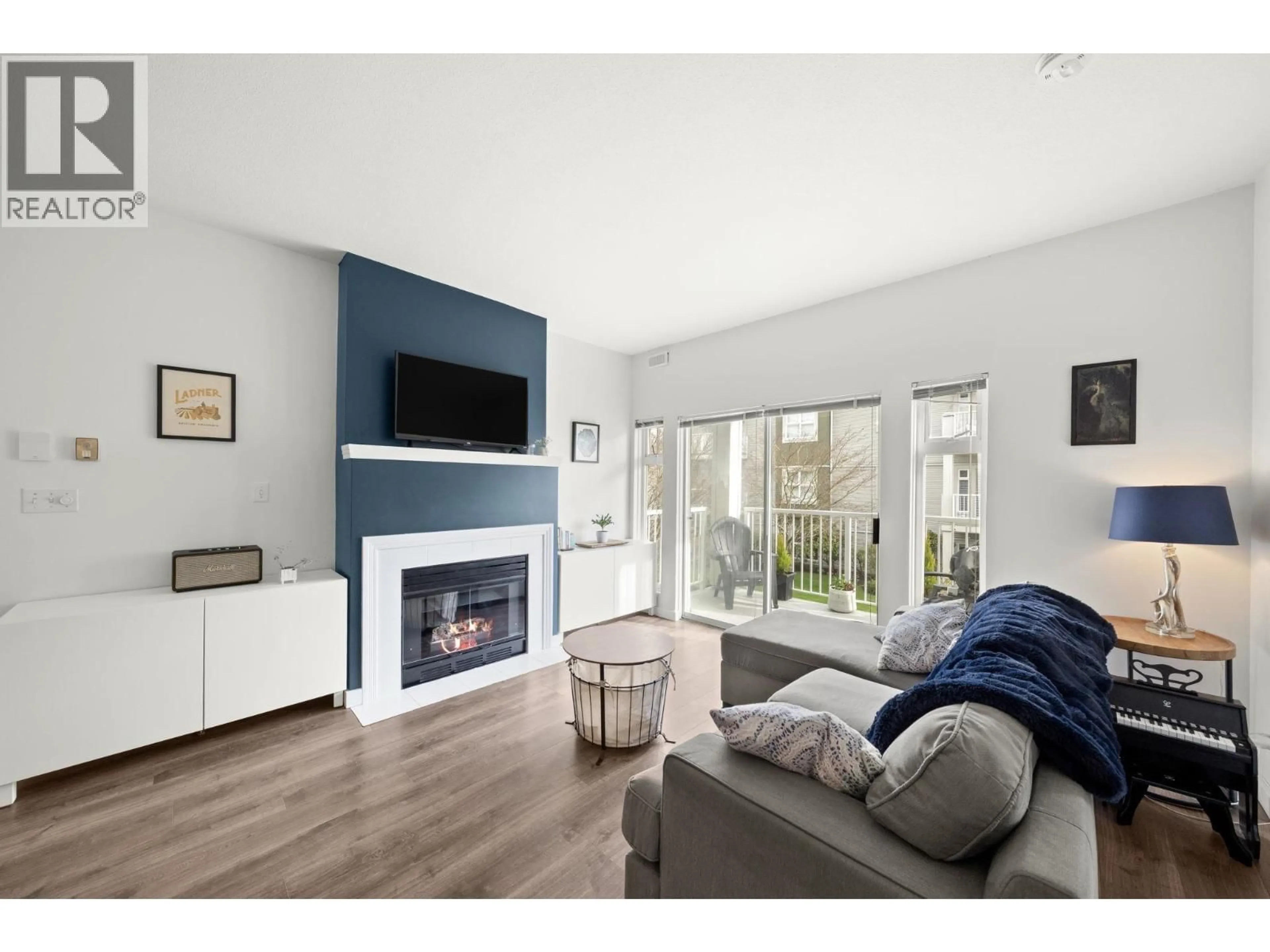 Living room with furniture, wood/laminate floor for 206 - 4728 53 STREET, Delta British Columbia V4K2Z1