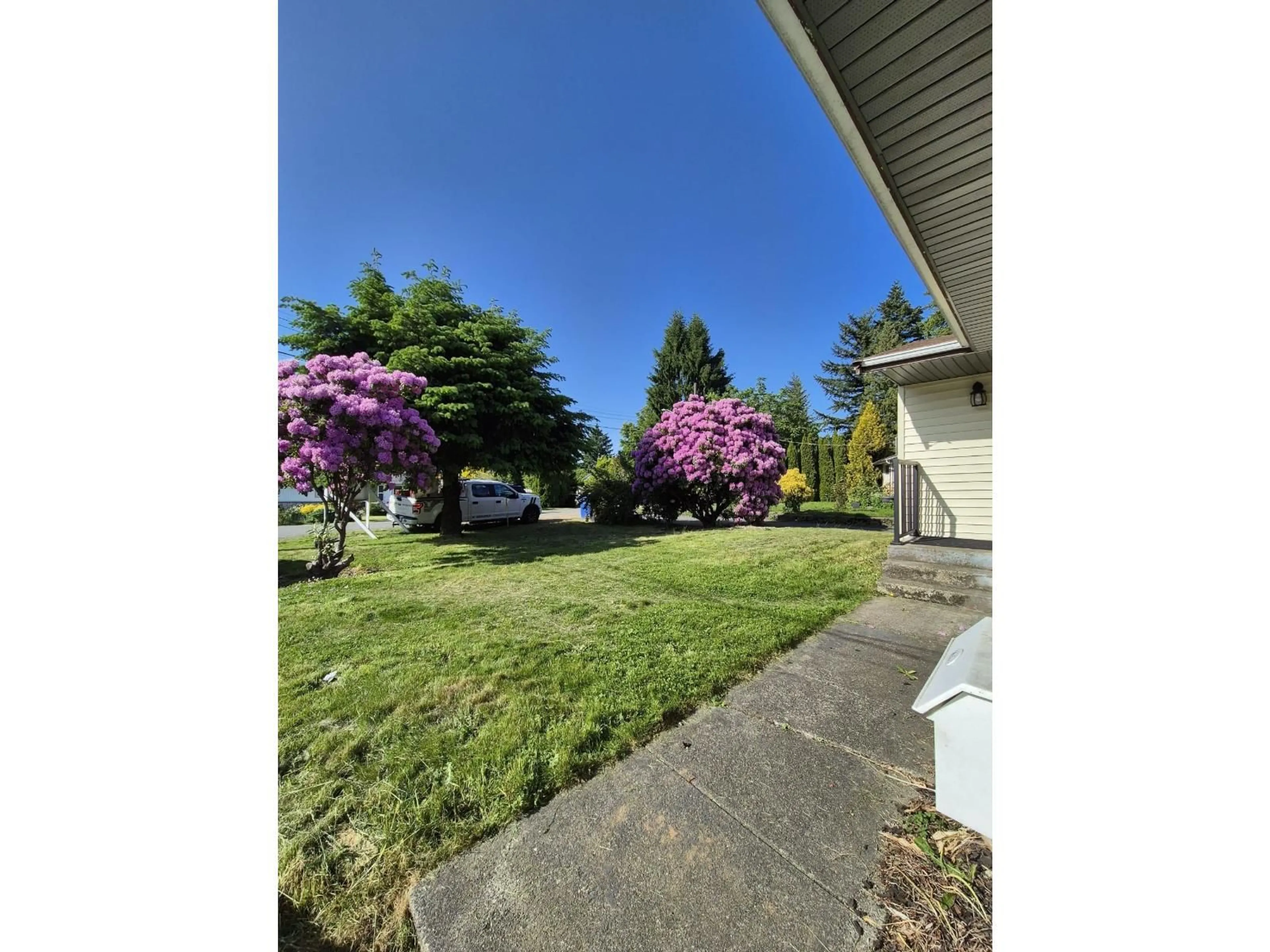 A pic from outside/outdoor area/front of a property/back of a property/a pic from drone, street for 2280 ALEXANDER CRESCENT, Abbotsford British Columbia V2S3W4