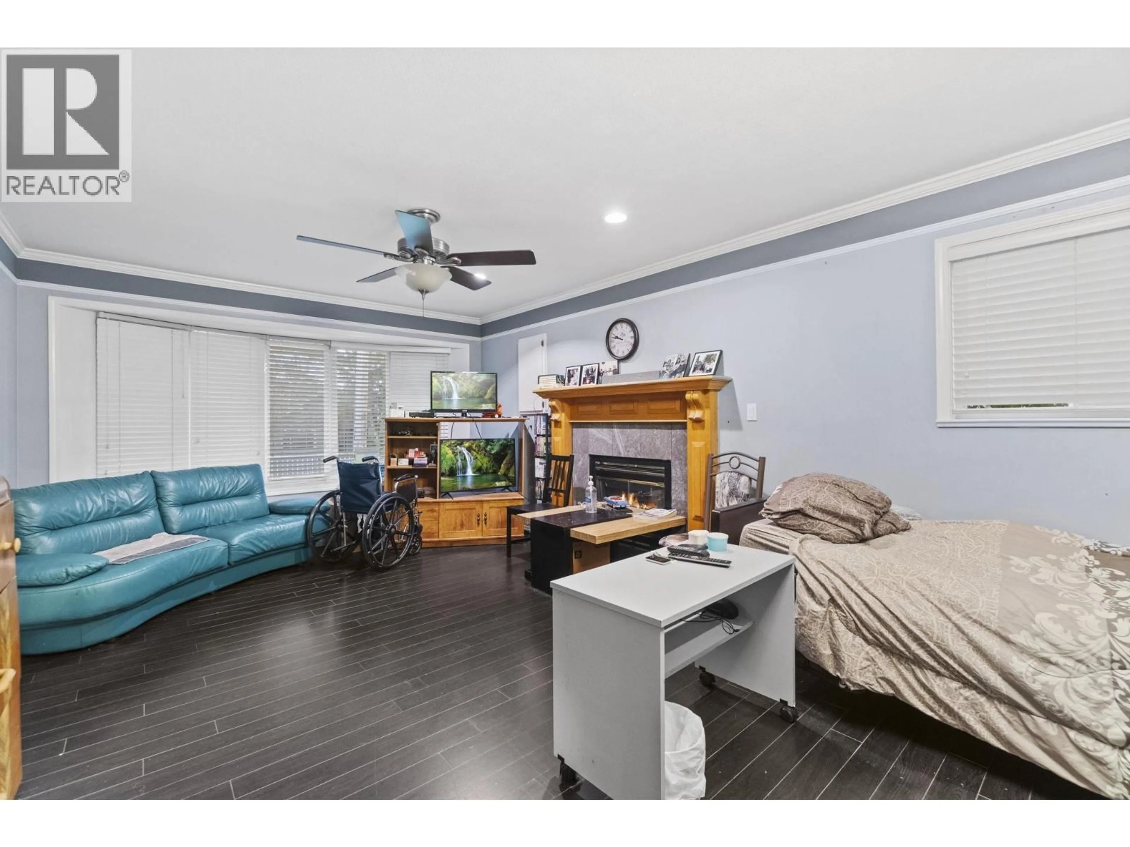 Living room with furniture, wood/laminate floor for 1405 EDINBURGH STREET, New Westminster British Columbia V3M2W3