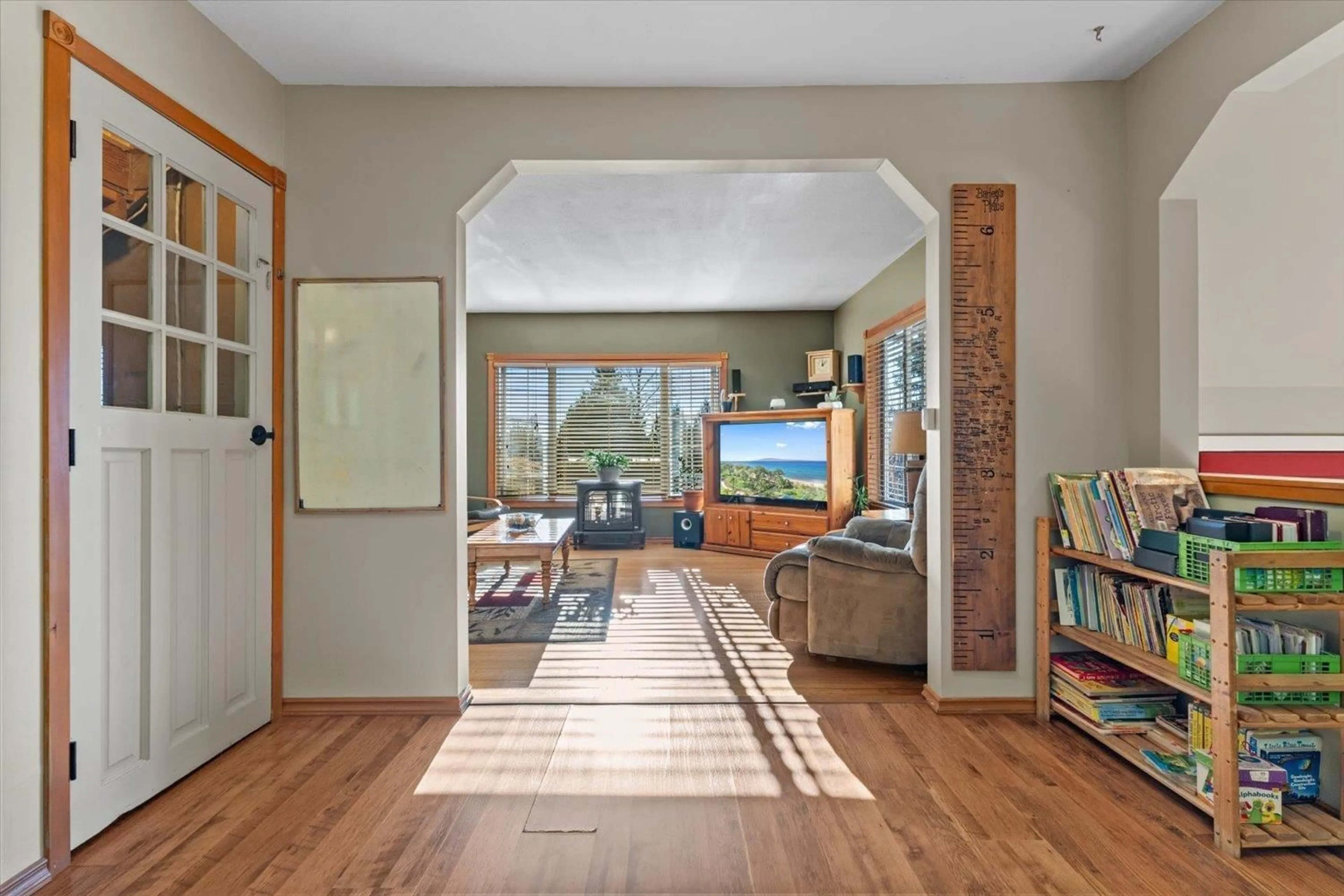 Indoor entryway for 32485 MCRAE AVENUE, Mission British Columbia V2V2L6