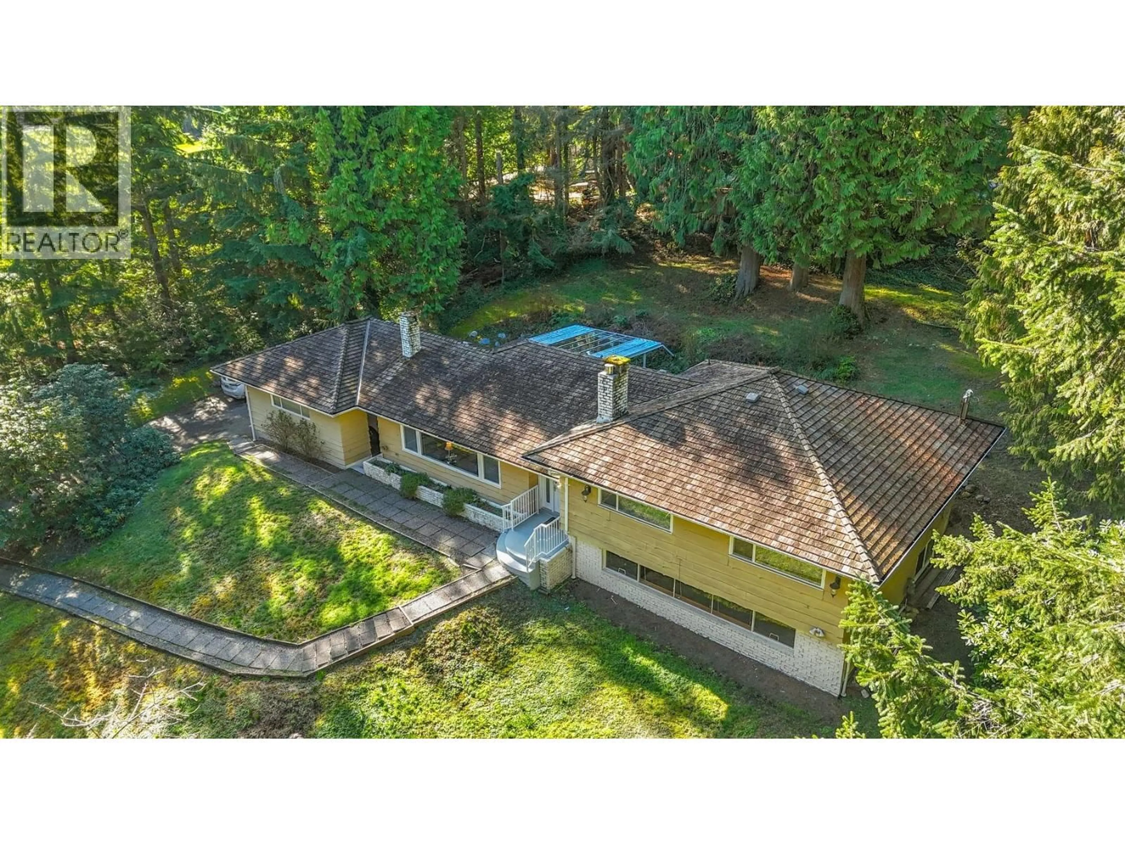 A pic from outside/outdoor area/front of a property/back of a property/a pic from drone, unknown for 315 STEVENS DRIVE, West Vancouver British Columbia V7S1C7