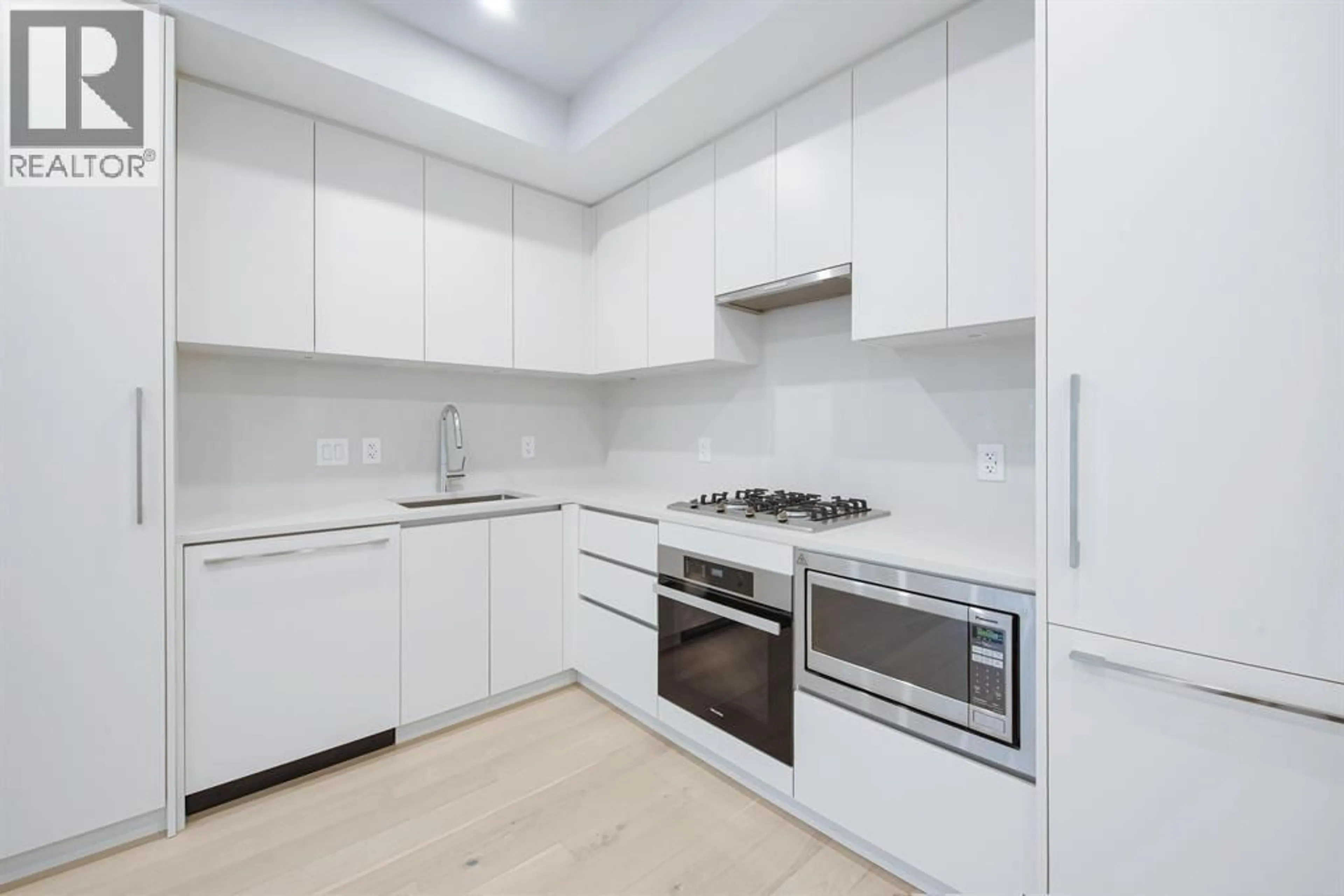 Standard kitchen, unknown for 871 33 AVENUE, Vancouver British Columbia V5Z2K5