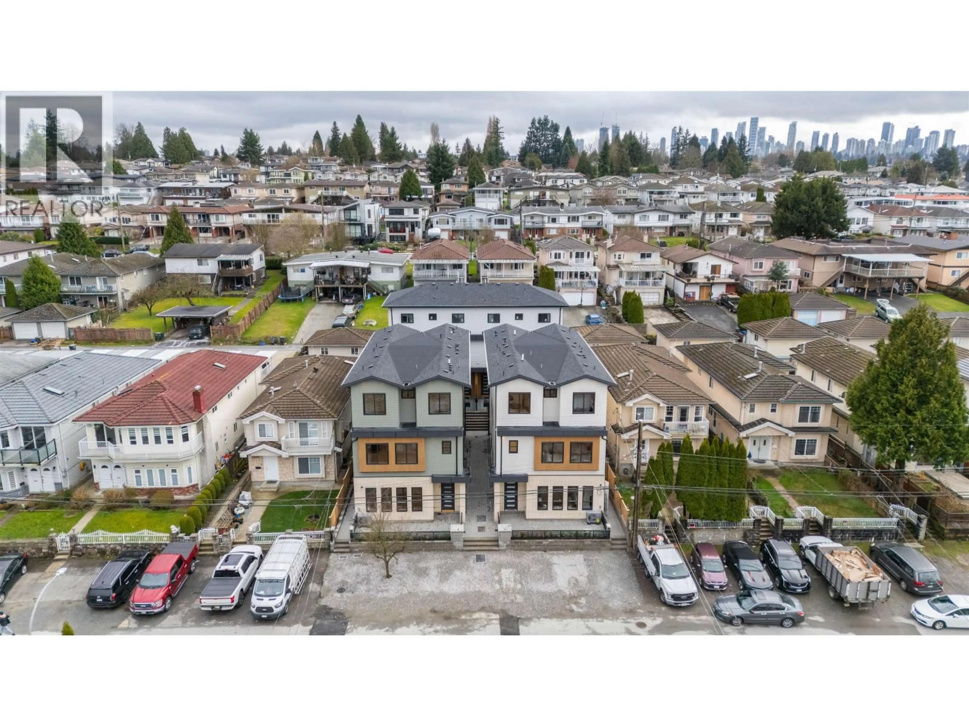 A pic from outside/outdoor area/front of a property/back of a property/a pic from drone, street for 5 - 5406 MANOR STREET, Burnaby British Columbia V5G1B7
