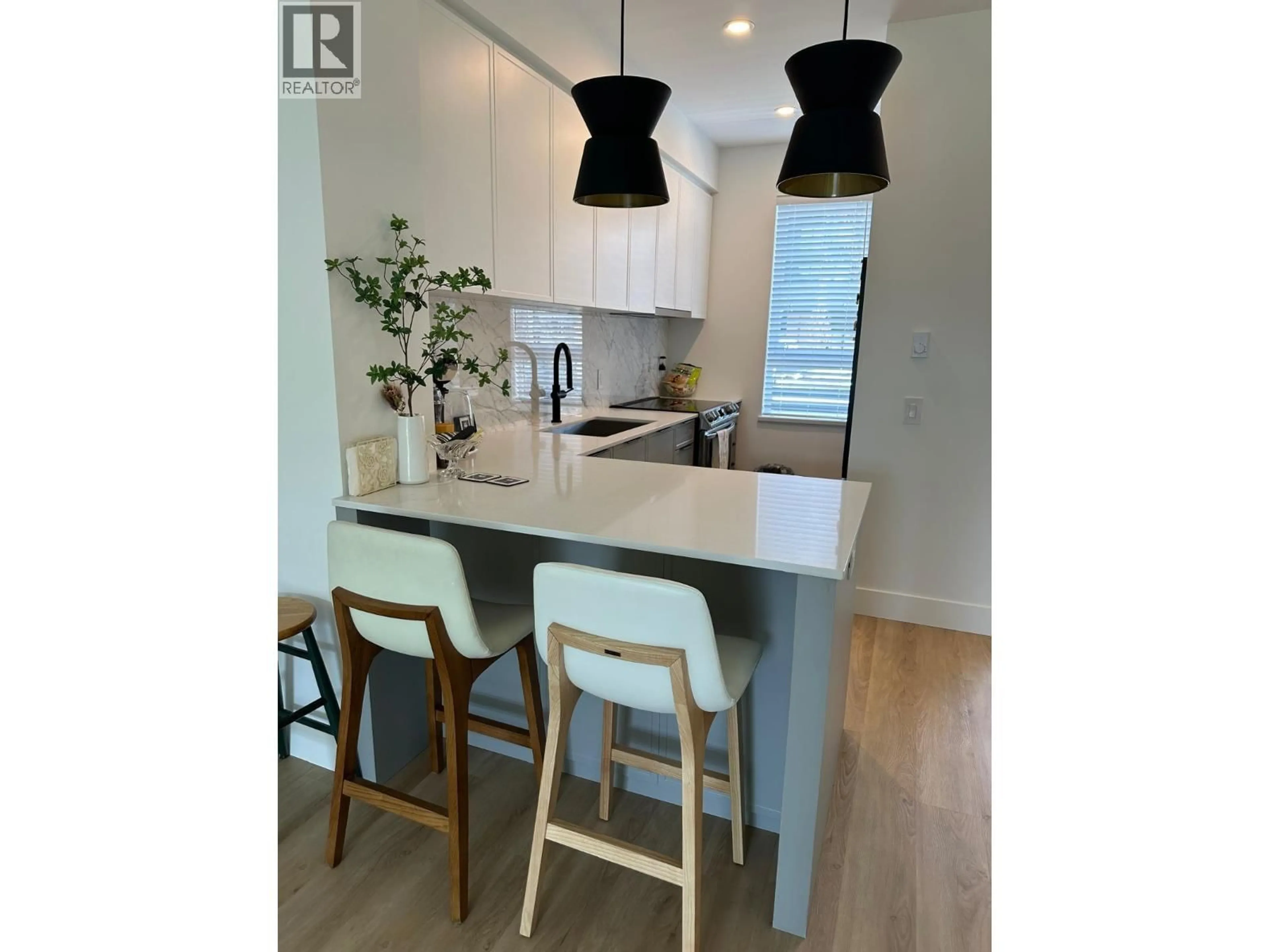 Open concept kitchen, wood/laminate floor for 1411 SHOAL WAY, Squamish British Columbia V8B1E6