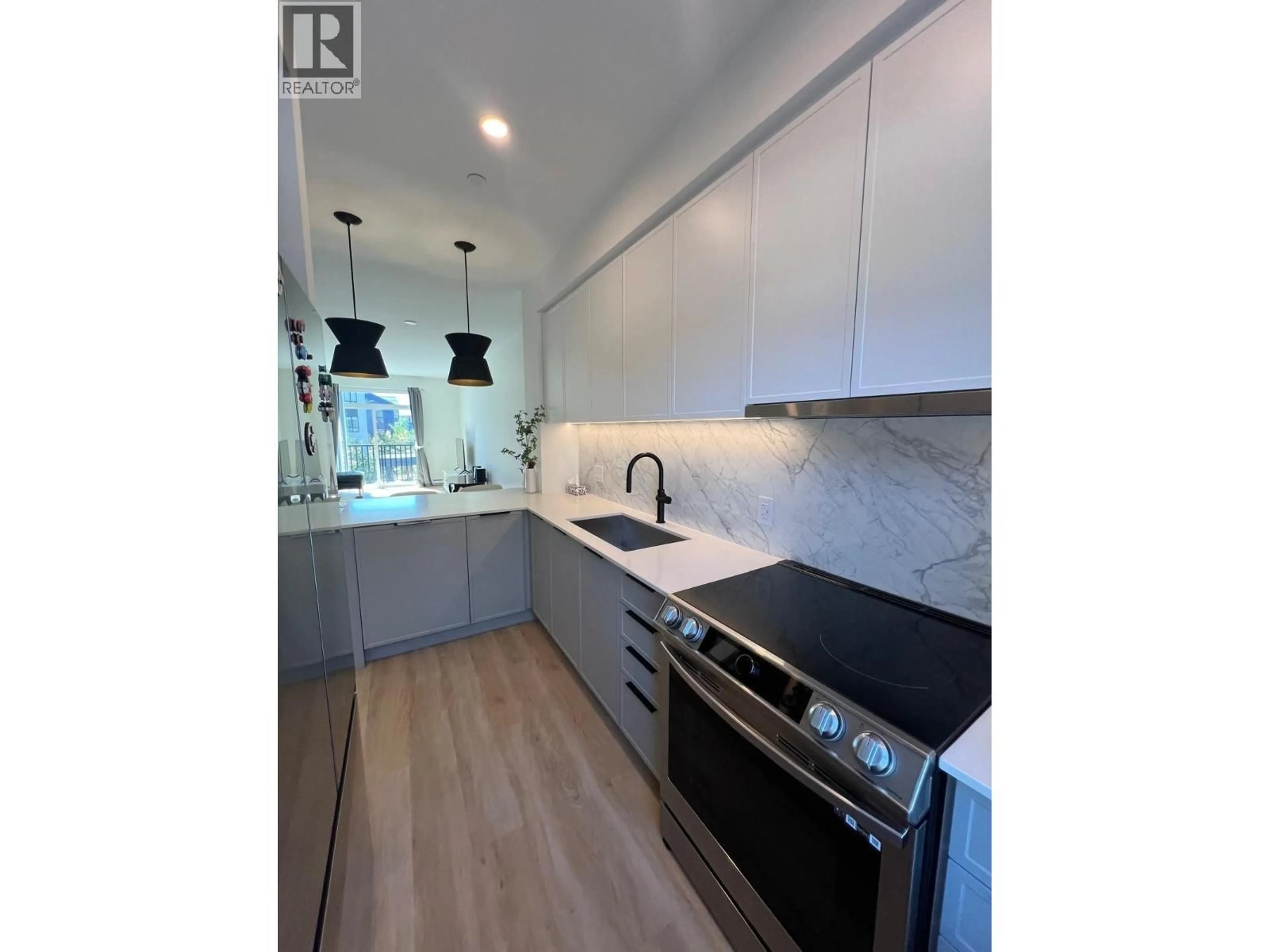 Open concept kitchen, unknown for 1411 SHOAL WAY, Squamish British Columbia V8B1E6