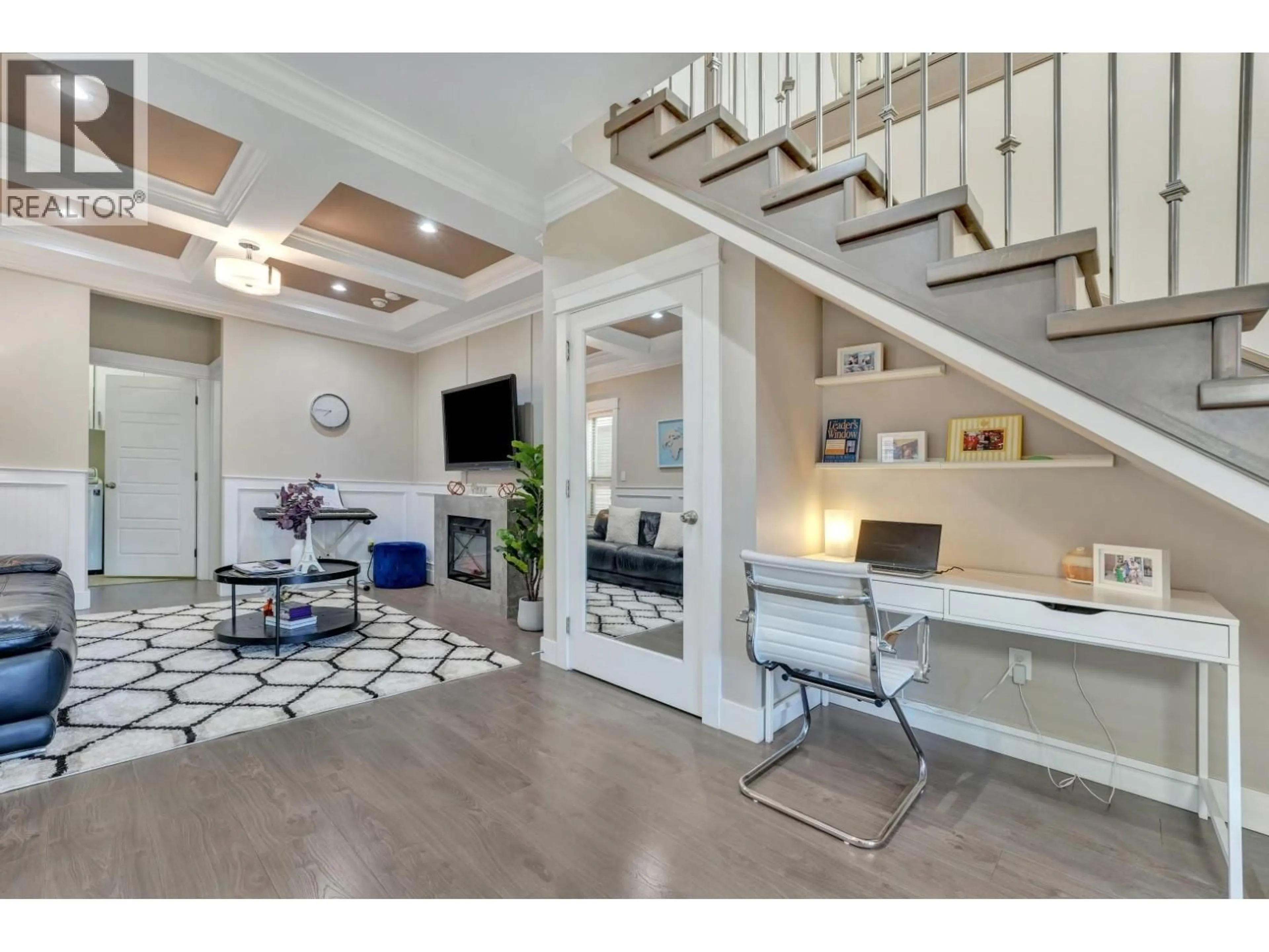 Indoor entryway for 221 CAMPBELL STREET, New Westminster British Columbia V3M5K8