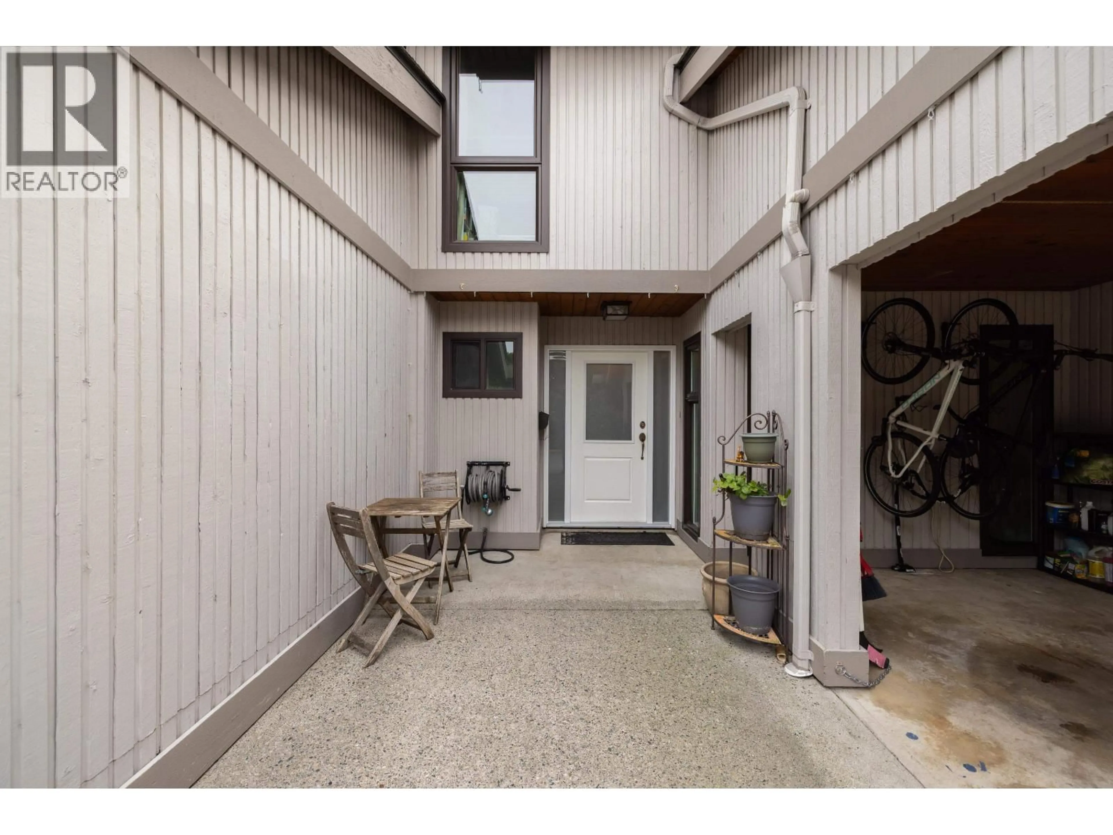 Indoor entryway for 3 - 5600 LADNER TRUNK ROAD, Delta British Columbia V4K1X4
