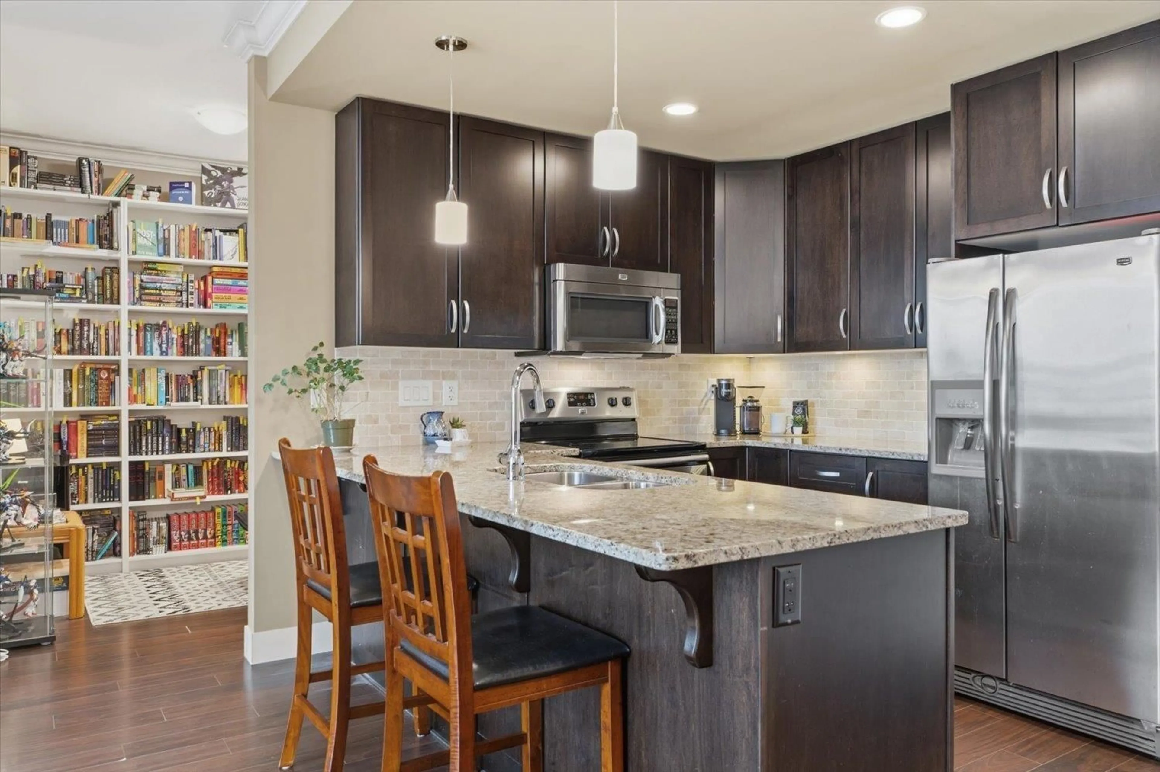 Open concept kitchen, ceramic/tile floor for 402 - 3192 GLADWIN ROAD, Abbotsford British Columbia V2T6M9