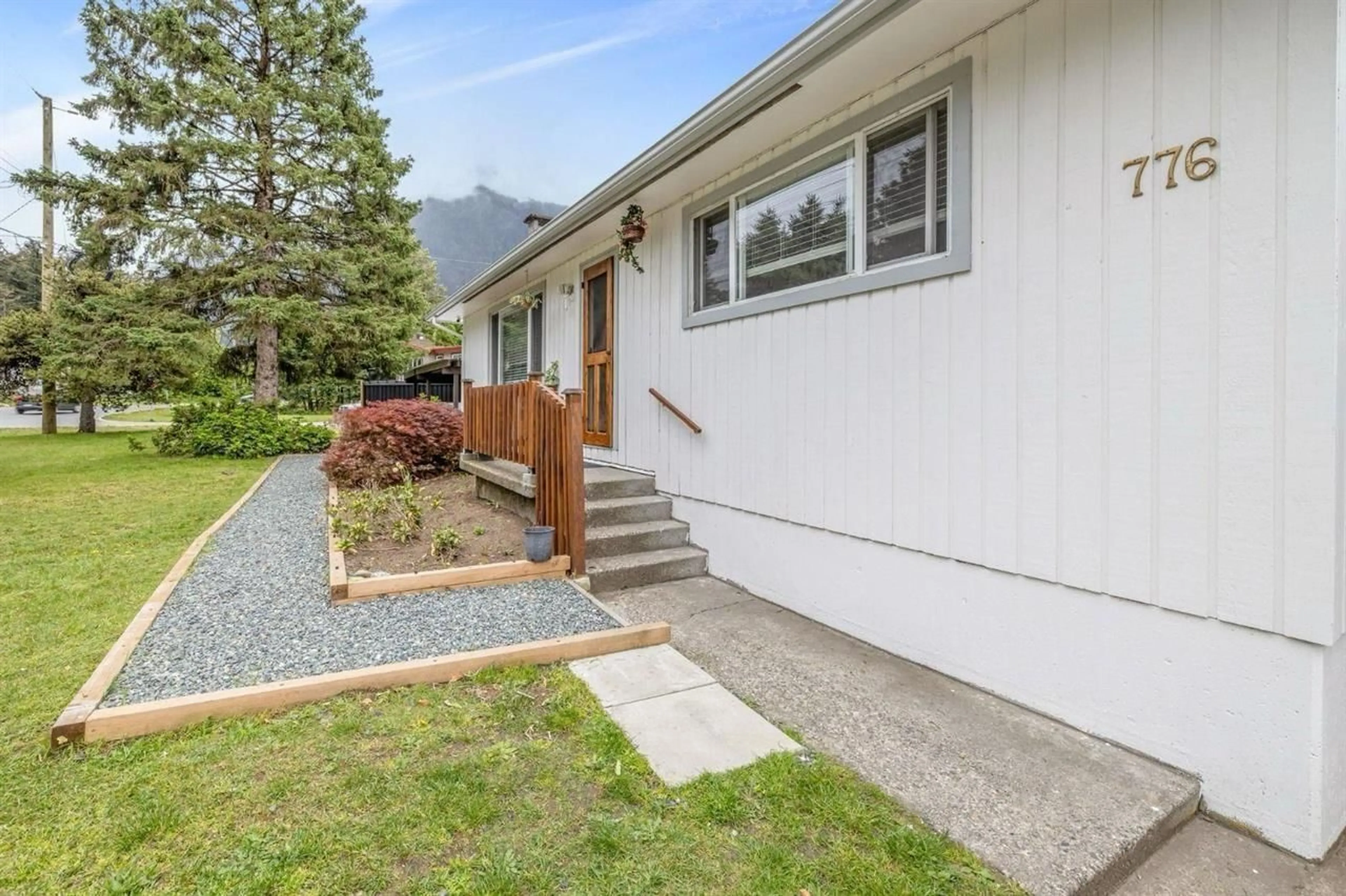 Home with vinyl exterior material, mountain view for 776 7TH AVENUE, Hope British Columbia V0X1L4